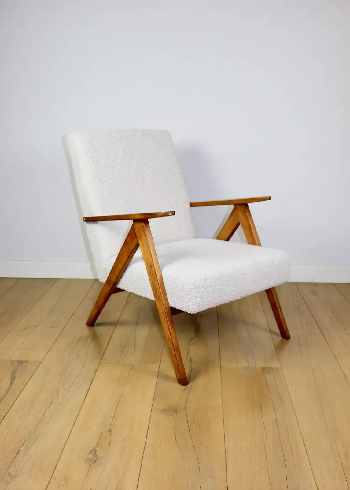 Vintage B 310 Var Armchair, White Bouclé Structure, 1970s   Natural Beech Wood