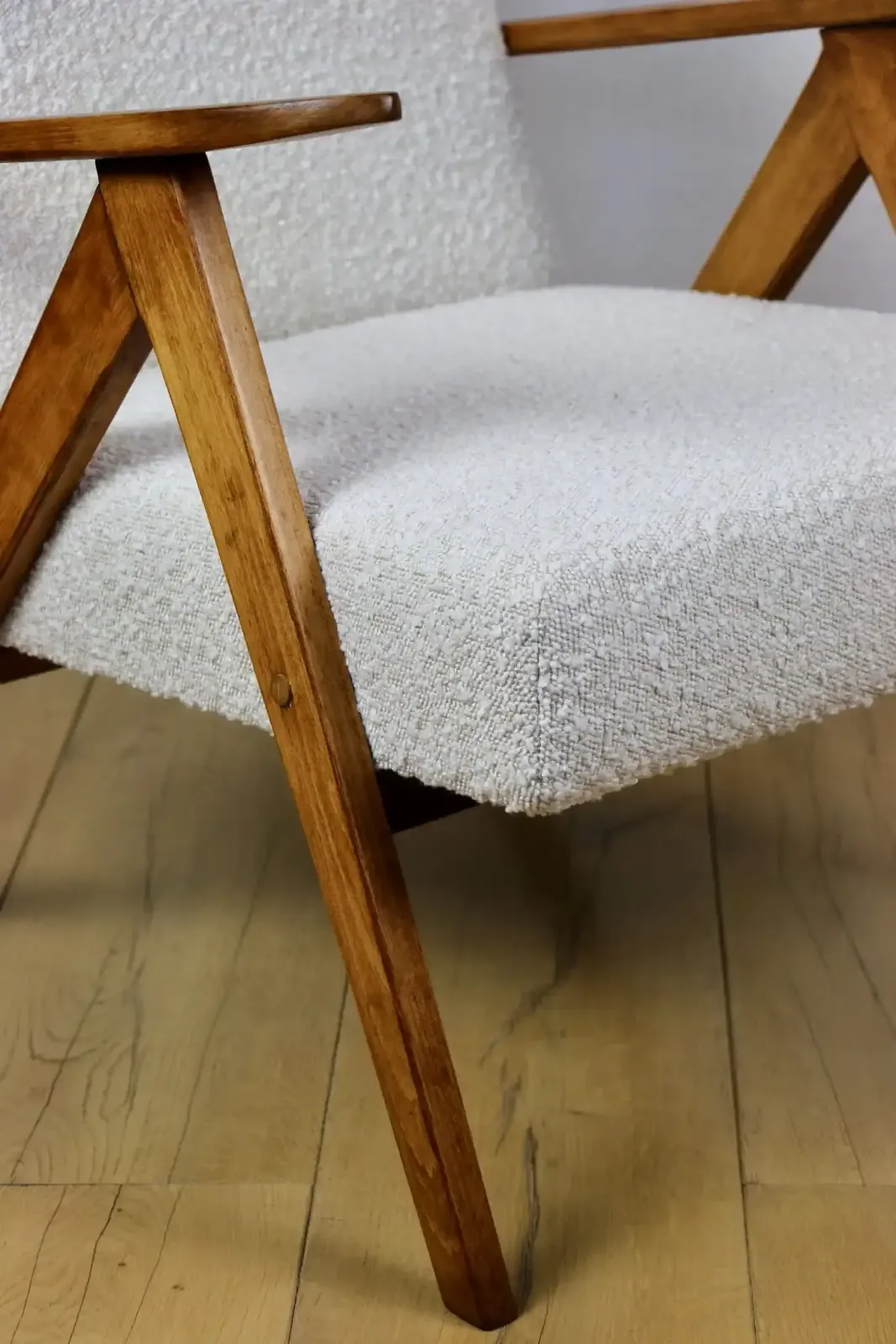 Vintage B 310 Var Armchair, White Bouclé Structure, 1970s   Natural Beech Wood photo furniture