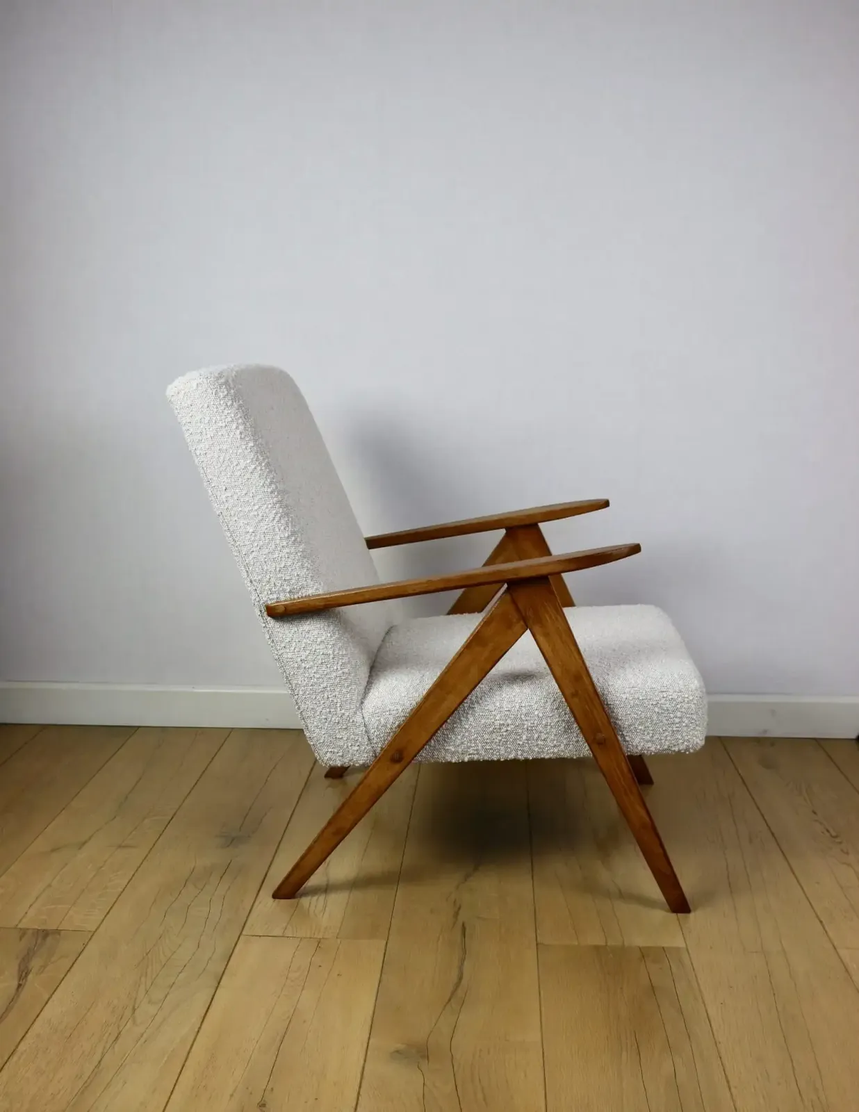 photo furniture Vintage B 310 Var Armchair, White Bouclé Structure, 1970s   Natural Beech Wood