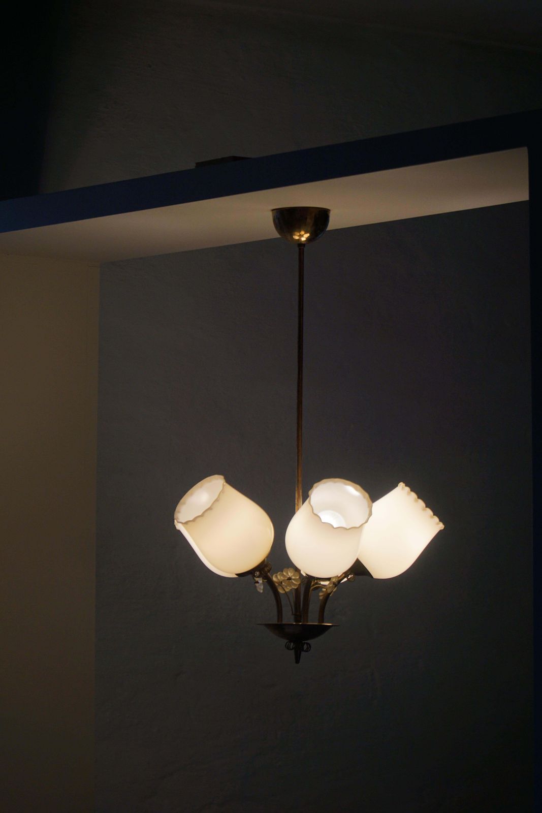 photo vinterior Mid Century Modern, Chandelier In Brass & Glass, Itsu, Finland, 1950s