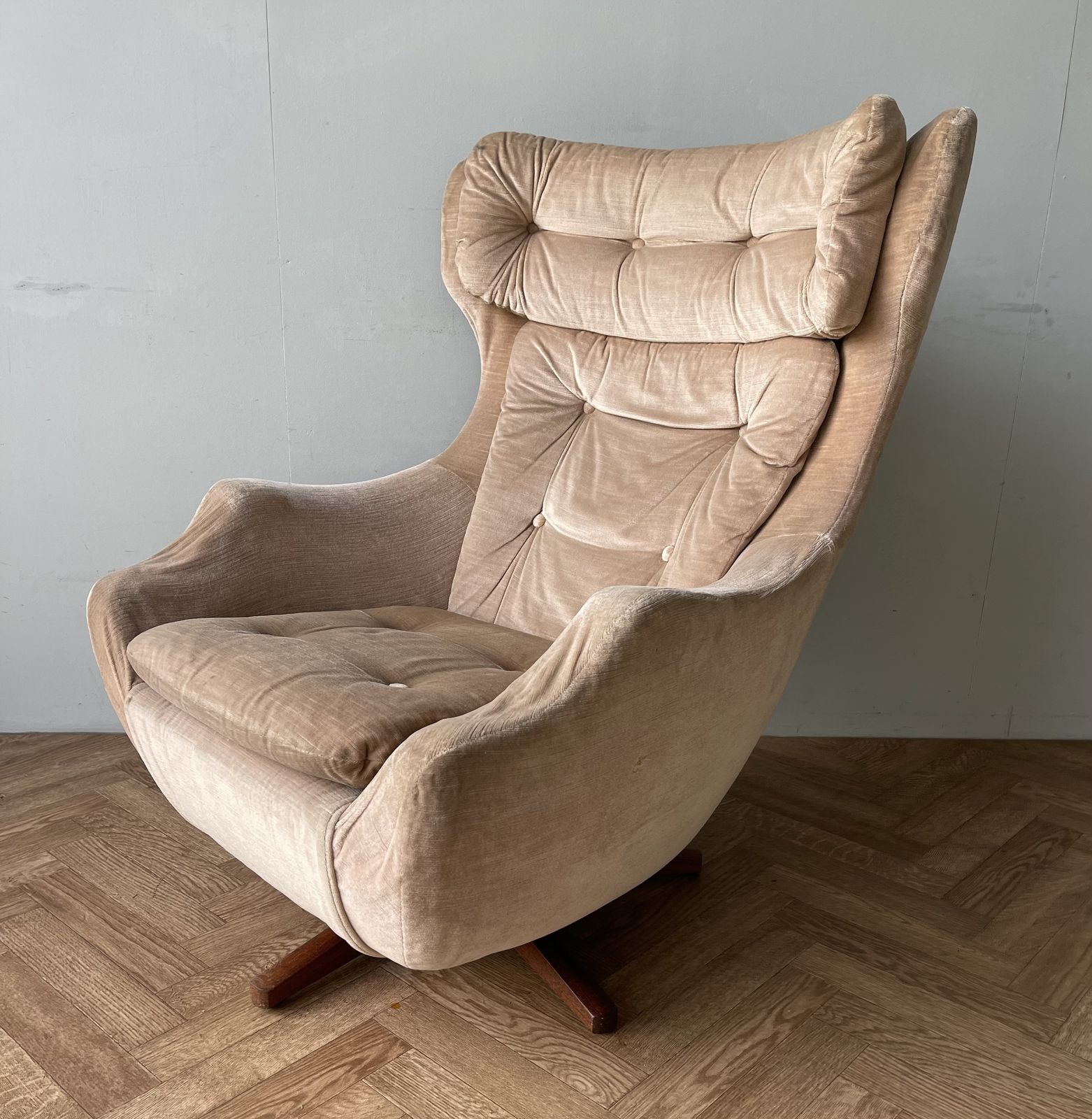 photo vinterior Parker Knoll Iconic Statesman Vintage Swivel Egg Chair Armchair
