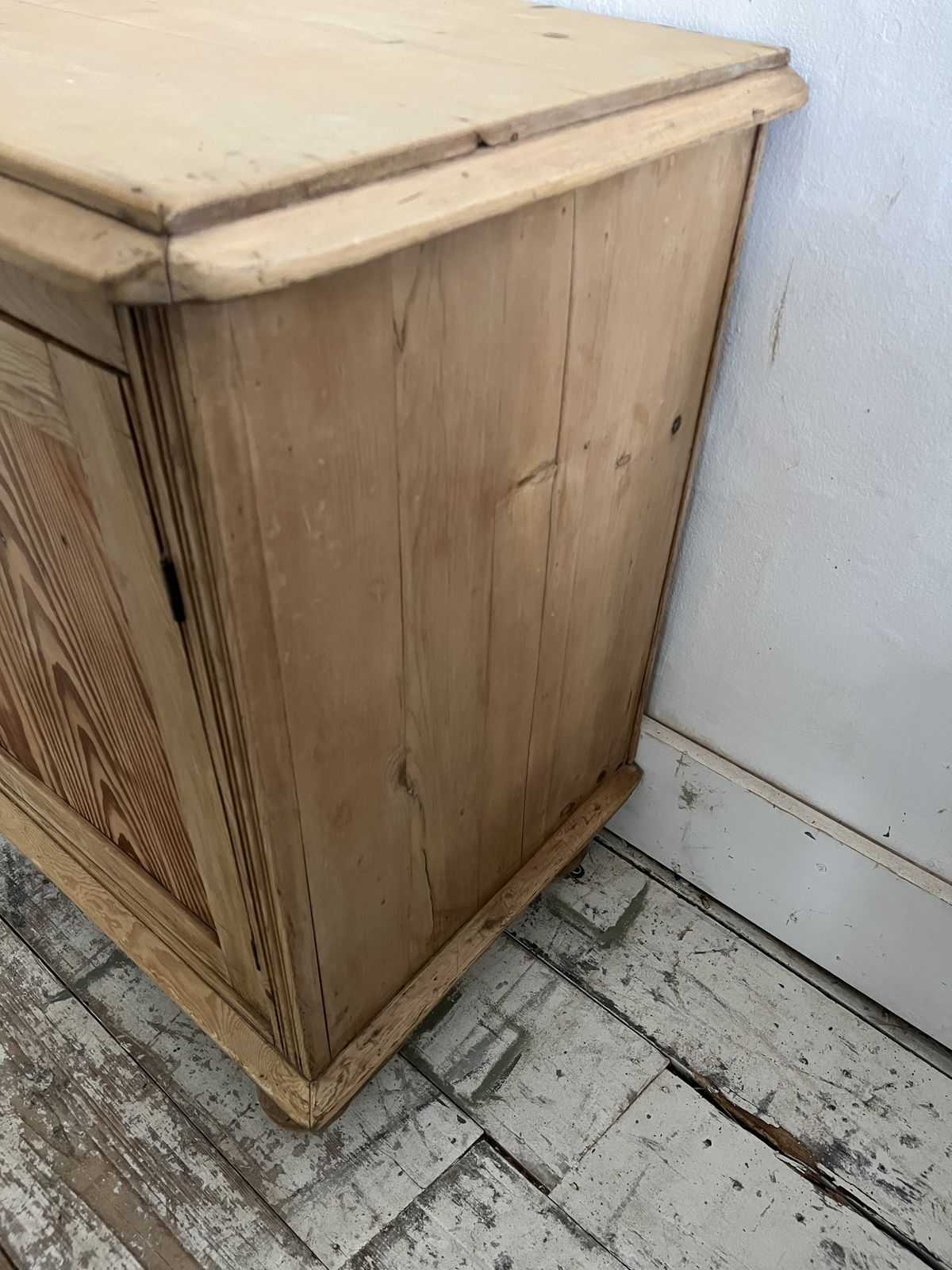 photo vinterior A Stunning Victorian Pine Dresser Base/Sideboard With Three Drawers