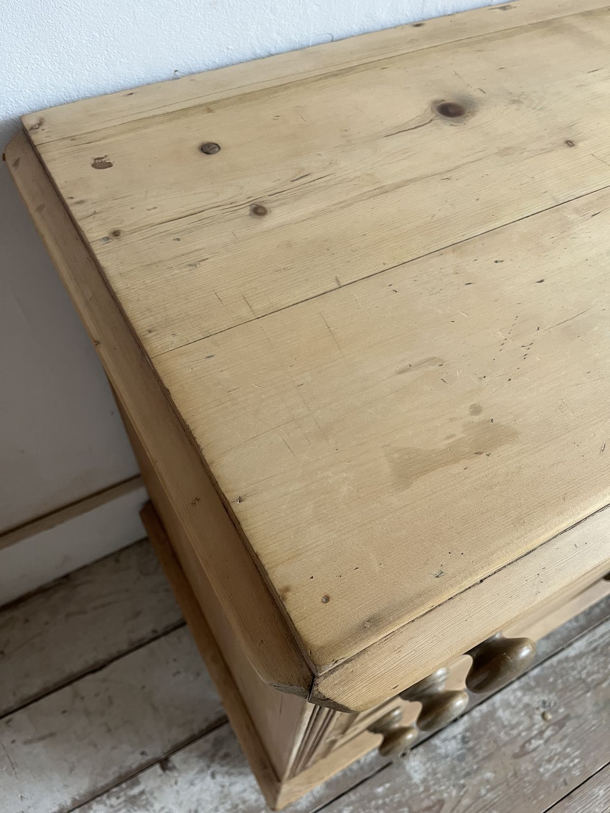 photo vintage A Stunning Victorian Pine Dresser Base/Sideboard With Three Drawers