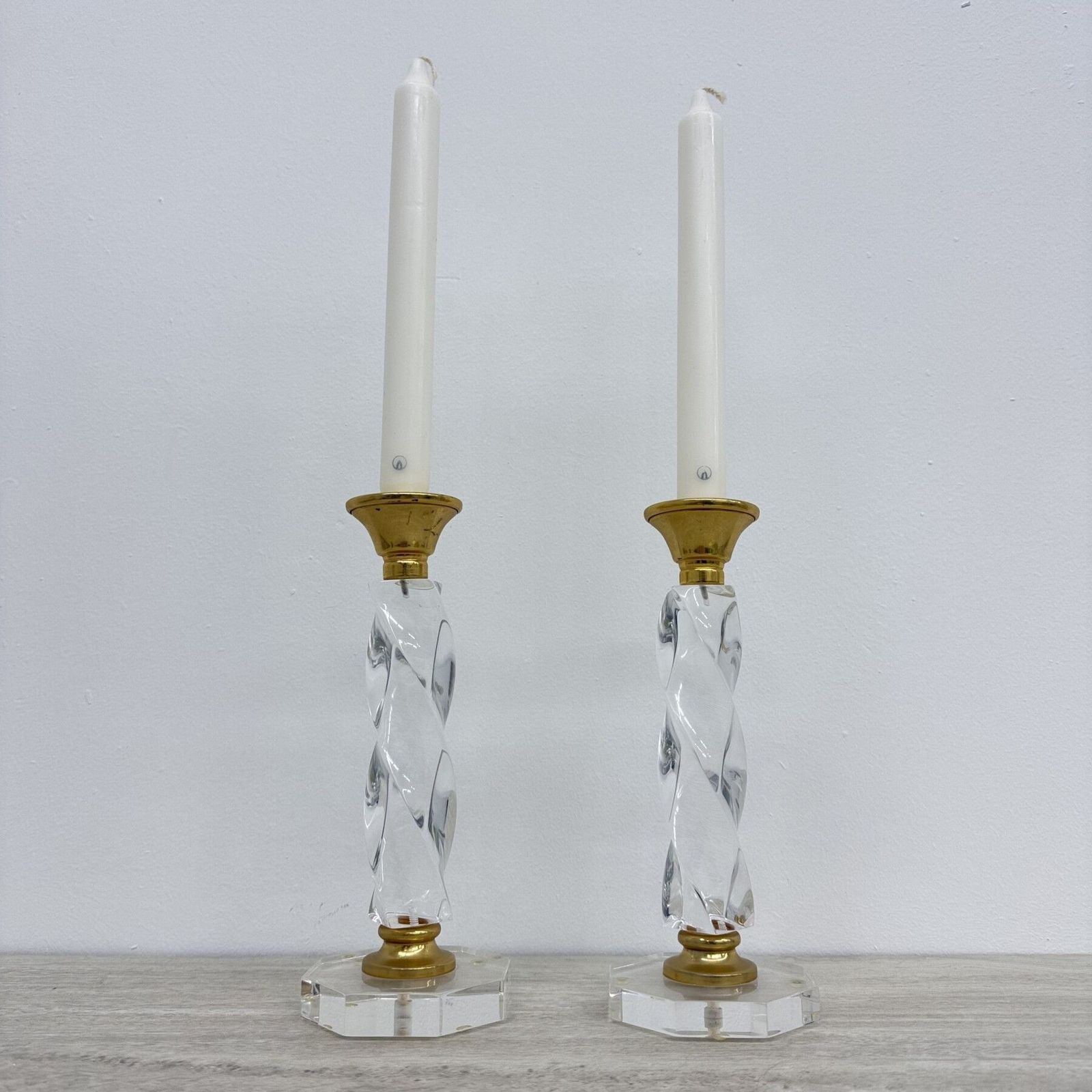 Set Van 2 Gedraaide Lucite Kandelaars, Ca. Jaren 1970 photo Woonaccessoires