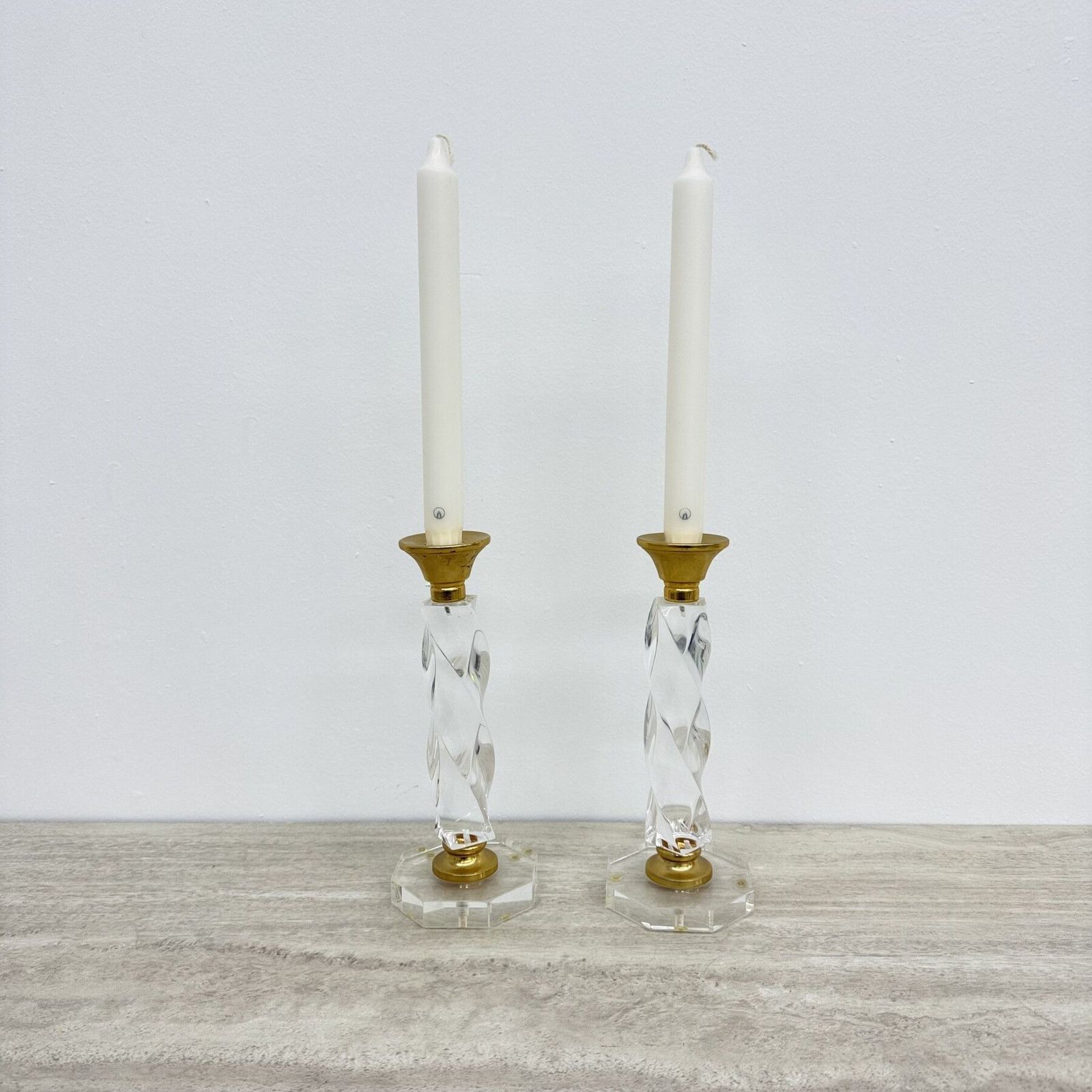 Set Van 2 Gedraaide Lucite Kandelaars, Ca. Jaren 1970 photo vinterior