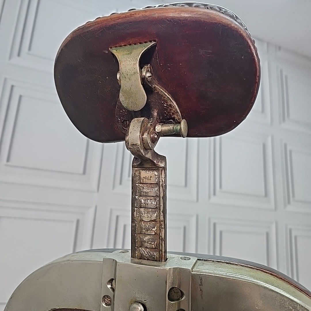 photo vinterior Antique Triumph Barbers Chair Cast Iron & Cane Display Tattoo Barber