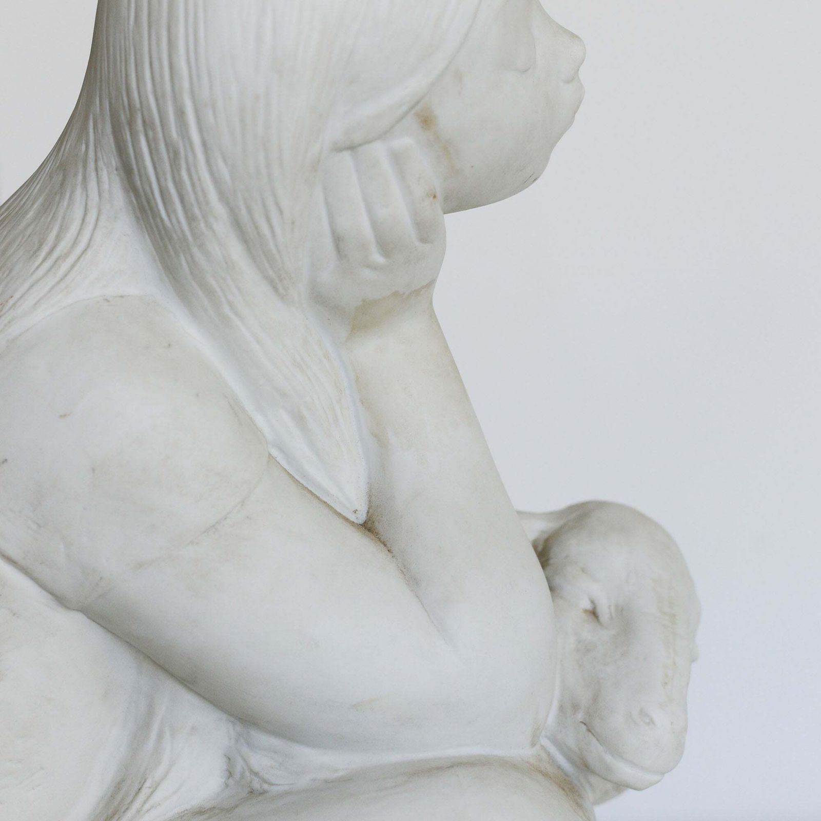Meisje Met Lam – Parian Sculptuur – Gesigneerd photo vinterior