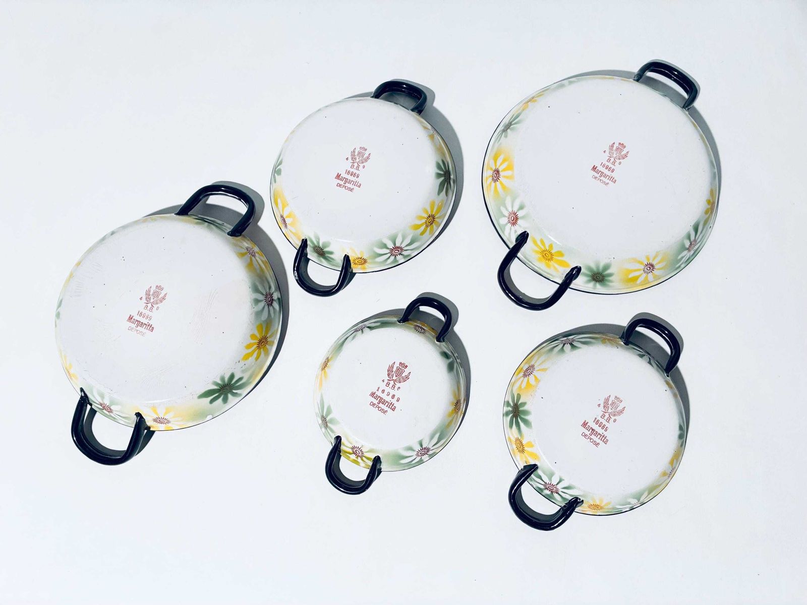 photo vinterior Five B.B.C. Badon Boutte & Cie Vintage Margaritta Daisy Enamel Cooking Pots Stews Set / French Kitchenware Decor