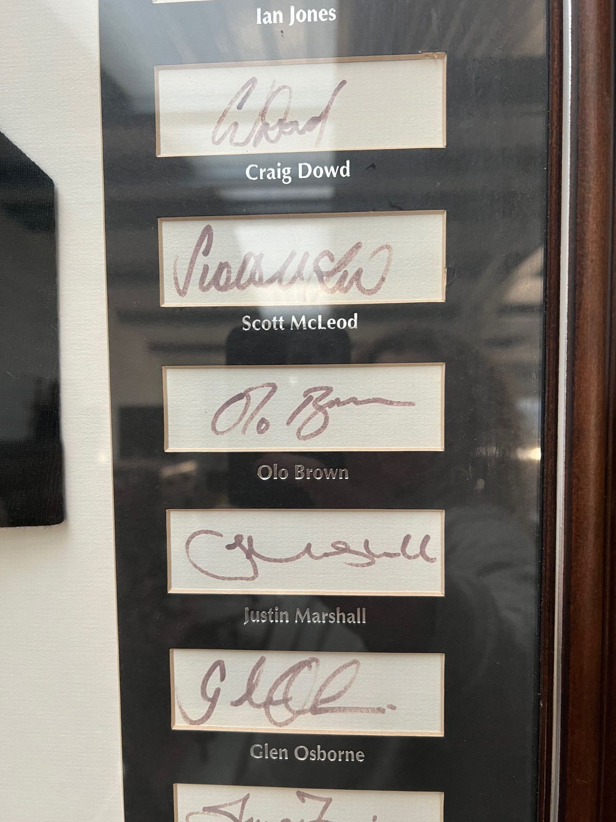 1997 Framed New Zealand All Blacks Shirts And Signiatures photo vinterior