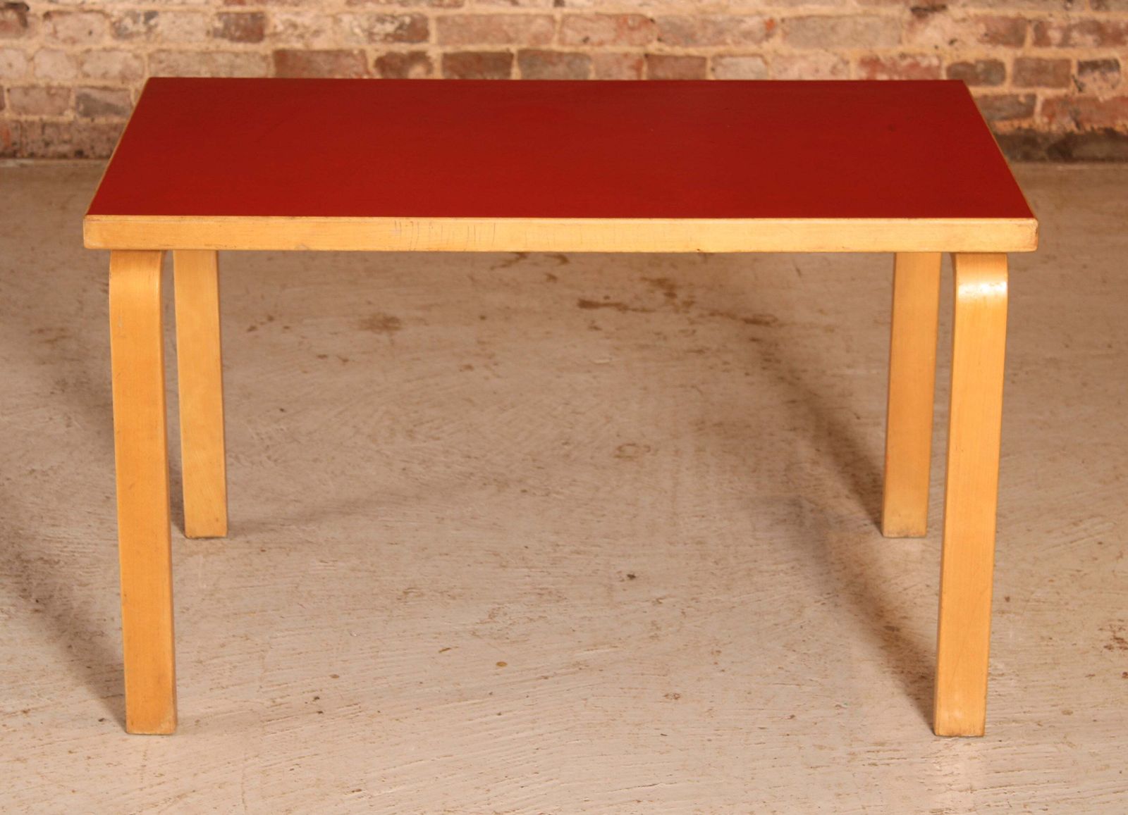 photo vintage Mid Century Alvar Aalto Children's Table And Chair Model 68 By Artek, Finland, Circa 1960s.