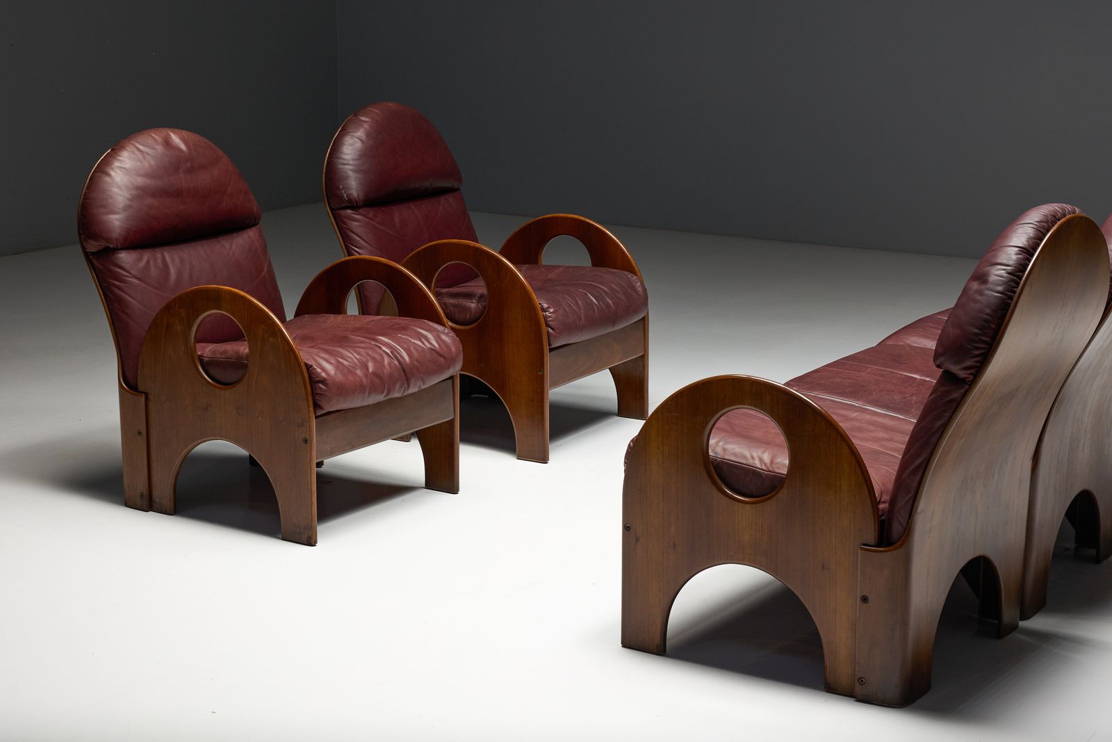 photo vinterior Gae Aulenti Arcata Easy Chair In Walnut And Burgundy Leather, 1960s