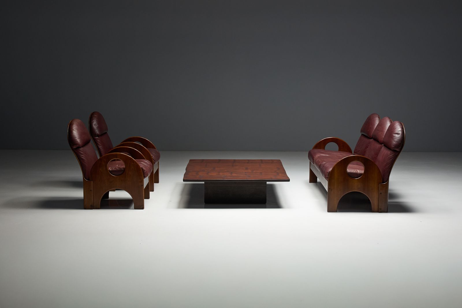 photo buy Gae Aulenti Arcata Easy Chair In Walnut And Burgundy Leather, 1960s