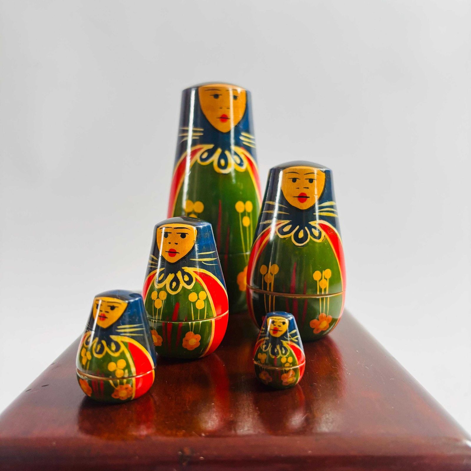 Mid Century Russian Nesting Dolls, Set Of 5 Hand Painted Matryoshka photo vinterior