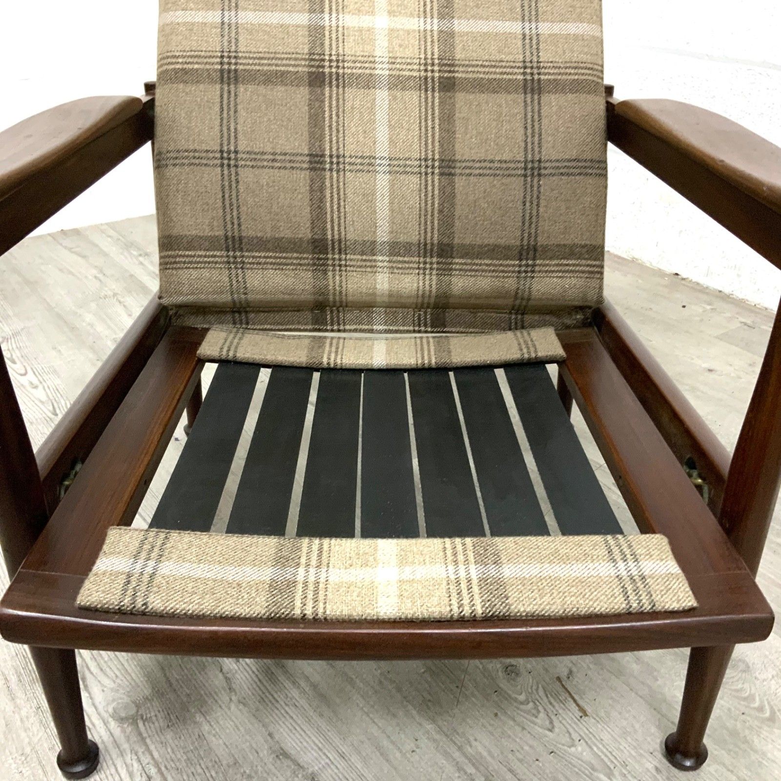 photo furniture Vintage Guy Rogers Manhatten Reclining Teak Lounge Armchair C. 1960