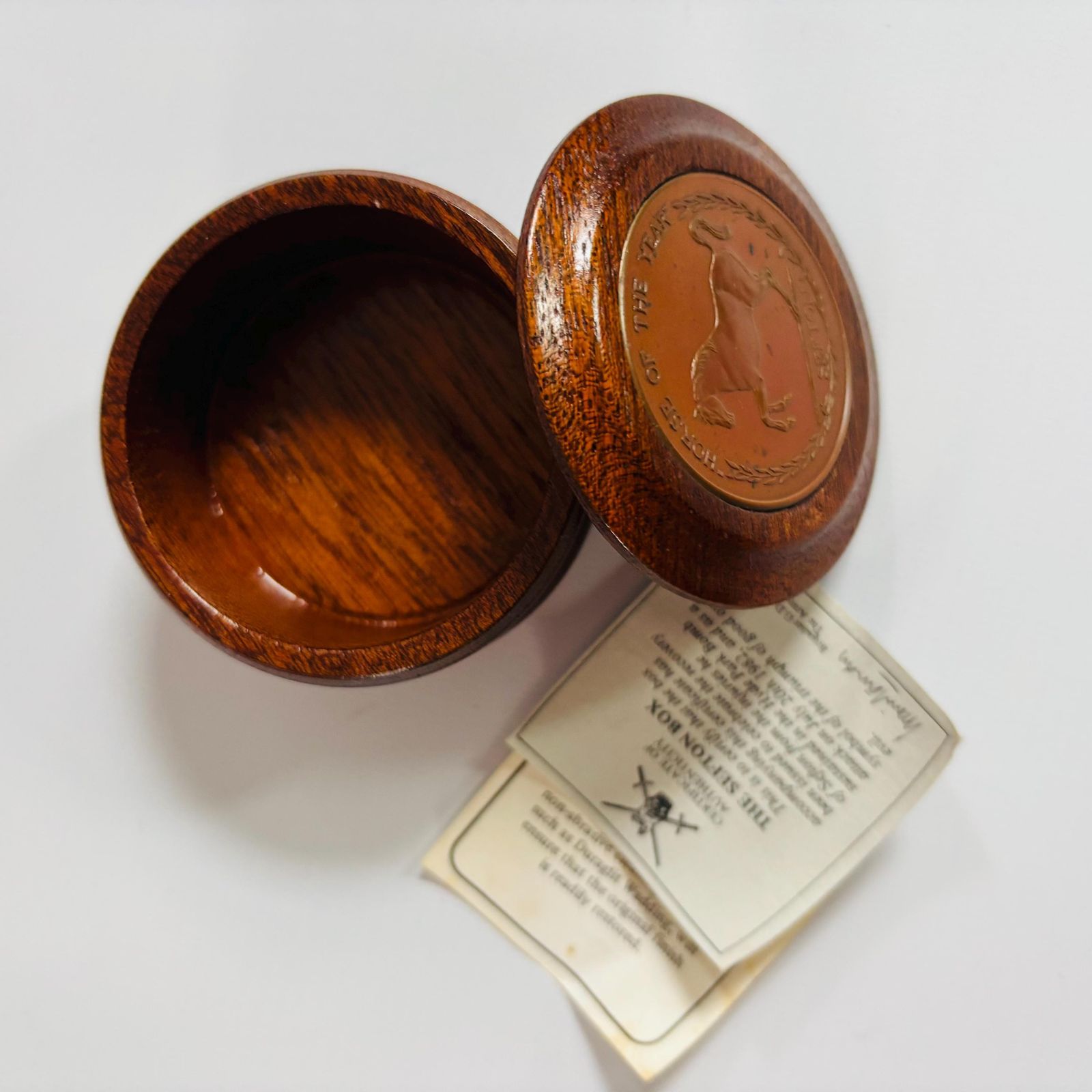 photo furniture Rare 'Sefton' Horse Of The Year Wooden Box With Certificate