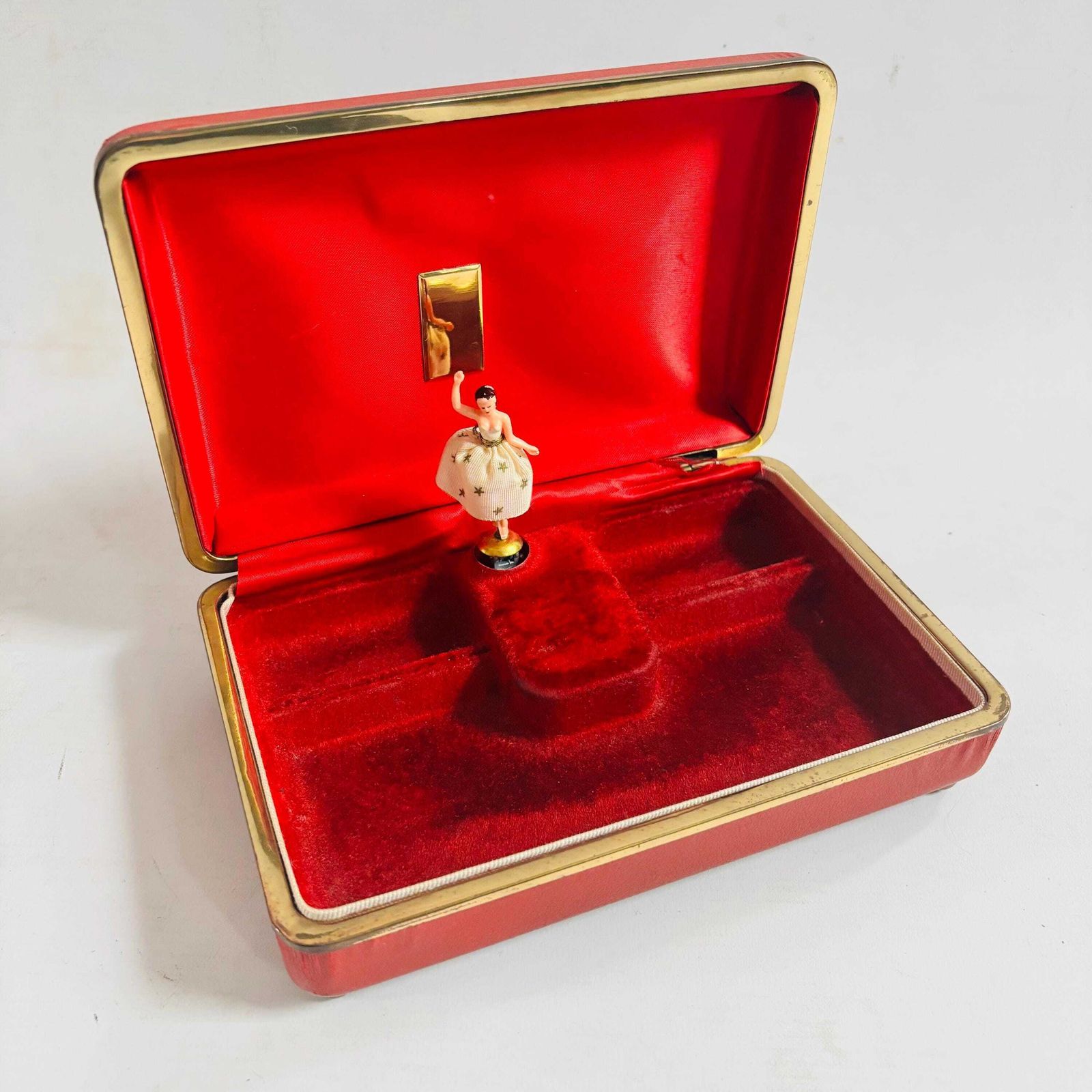 photo vintage Vintage Reuge Swiss Musical Jewelry Box With Ballerina