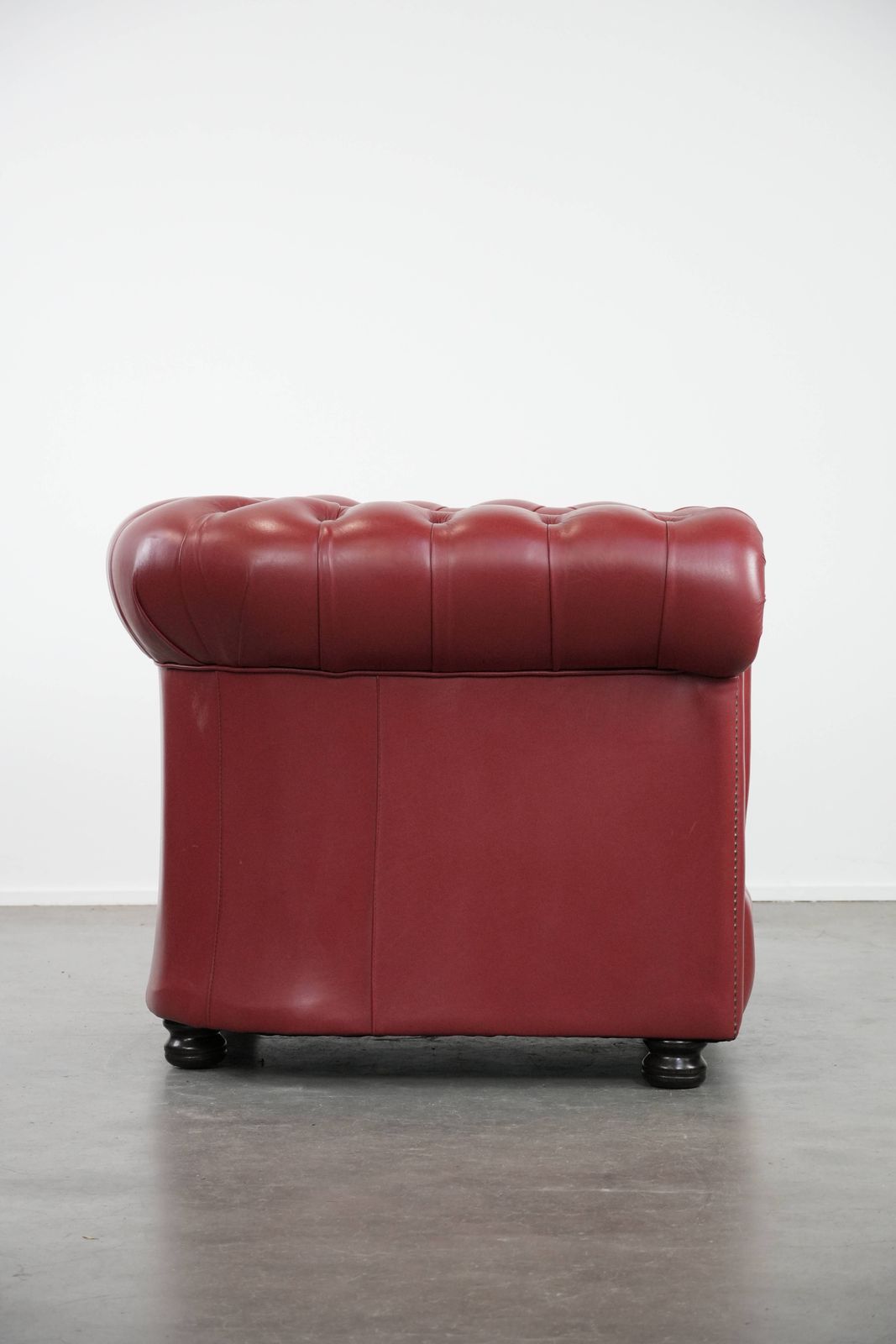 Engelse Chesterfield Fauteuil In Koeienhuid, Rood photo for sale