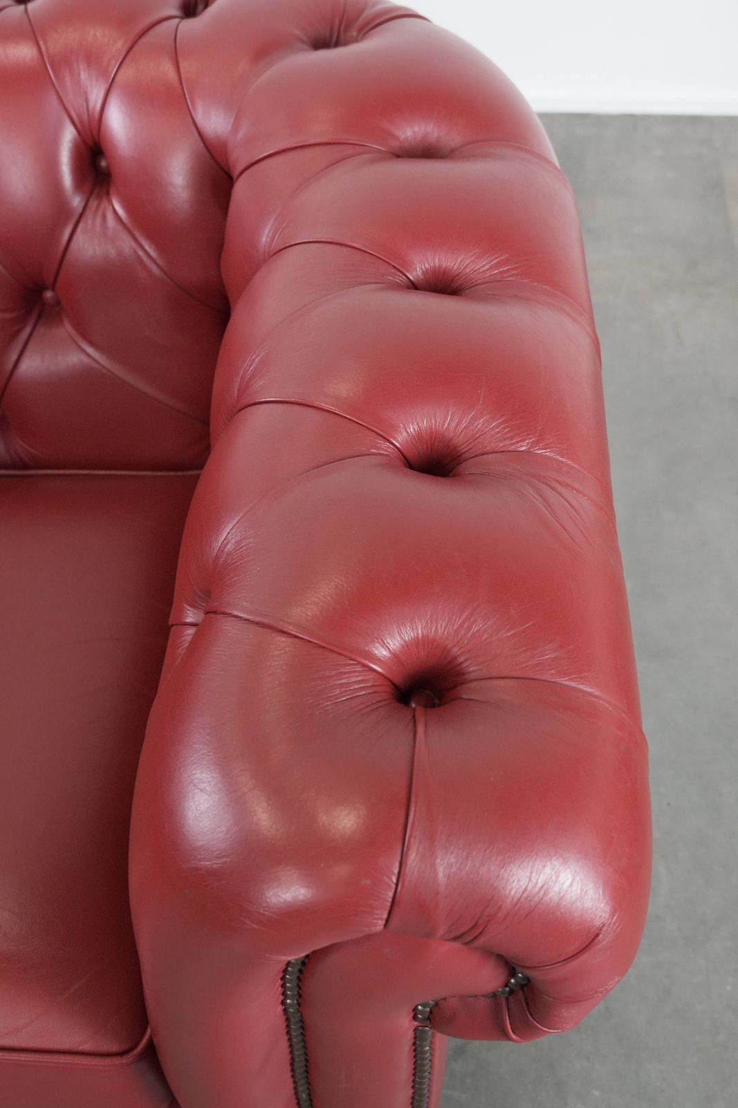 Engelse Chesterfield Fauteuil In Koeienhuid, Rood photo vintage