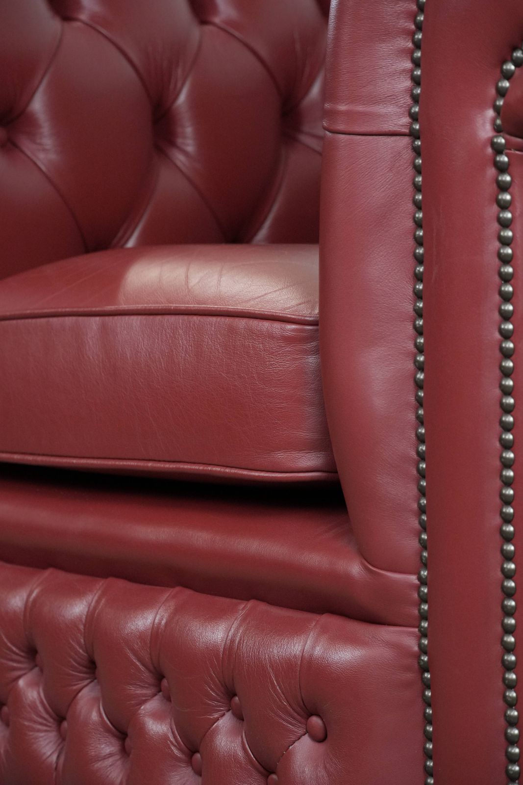 photo vinterior Beautiful English Cowhide Chesterfield Armchair In A Stunning Red Color
