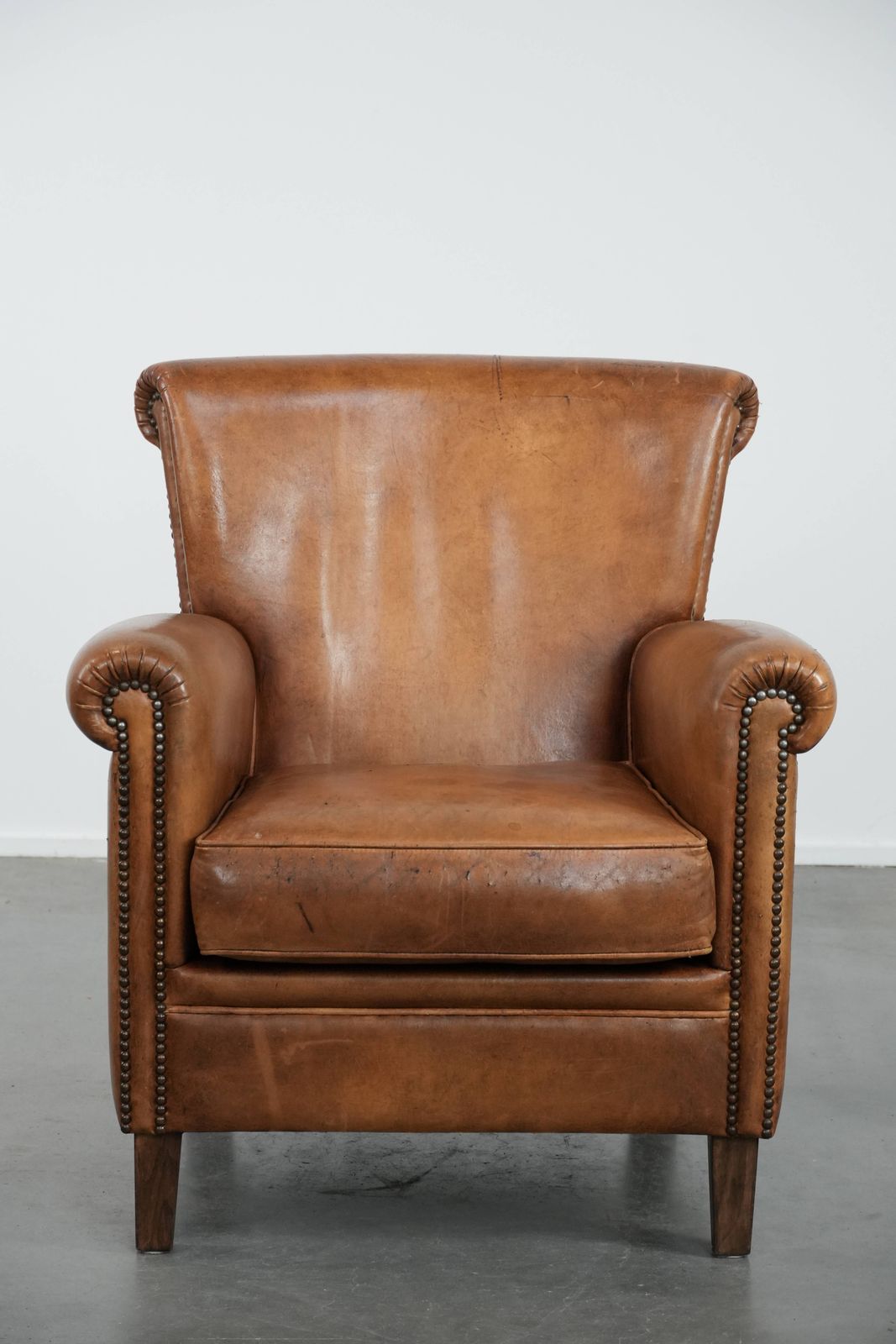 Karaktervolle Vintage Fauteuil Van Schapenleer Met Warme Kleuren photo furniture