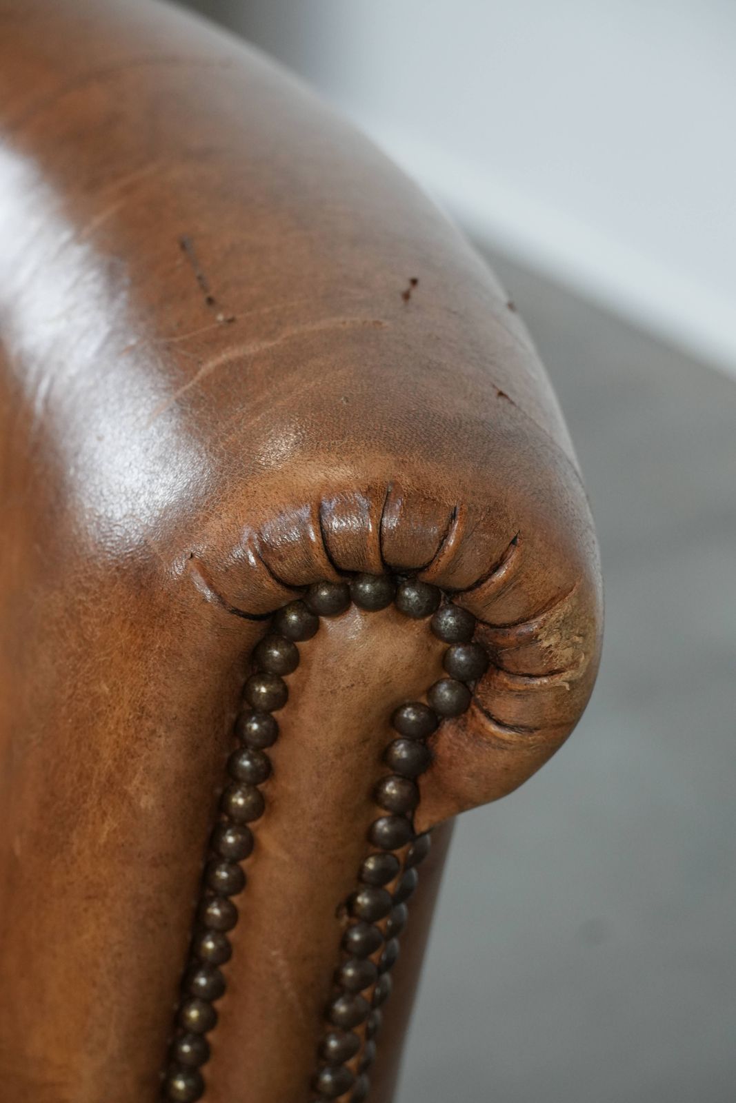 Meubels Karaktervolle Vintage Fauteuil Van Schapenleer Met Warme Kleuren photo