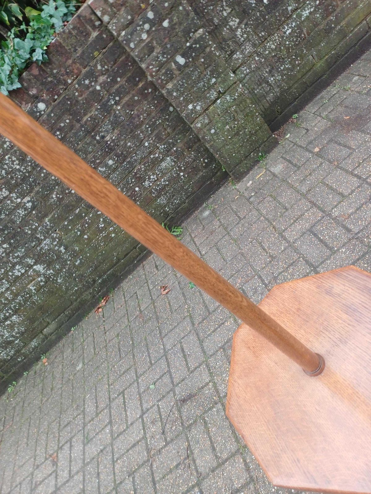 photo vintage Antique Oak Lamp Table Arts And Crafts Floor Lamp Stand Early 20th Century Solid Oak Octagonal Top Turned Legs Side Table