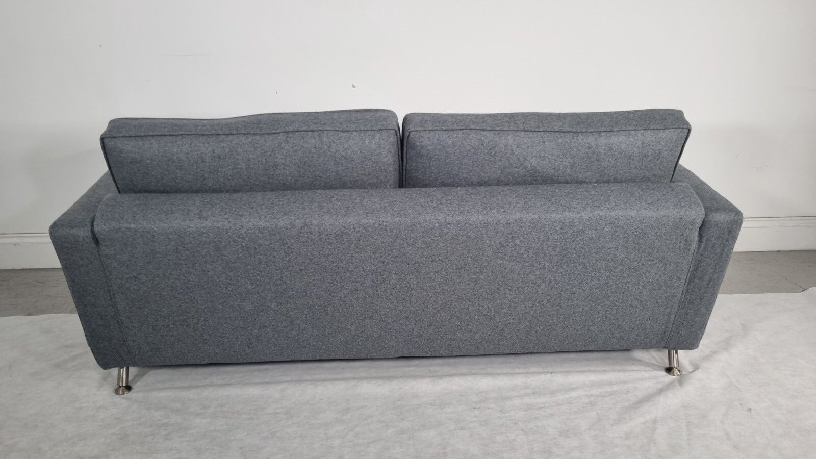 photo furniture Minotti Sofa In Luxuriously Soft Mid Grey Wool Immaculate Condition
