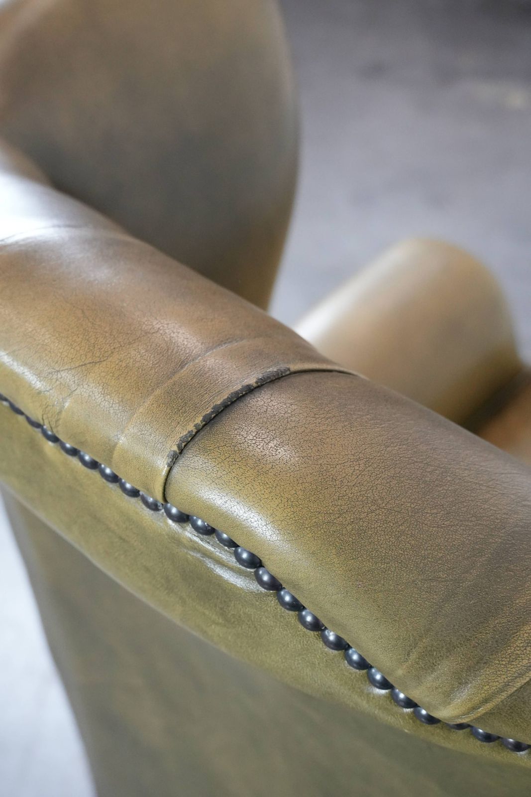 photo vintage Moss Green Cowhide Chesterfield Wingback Armchair In English Style Finished With Decorative Nails