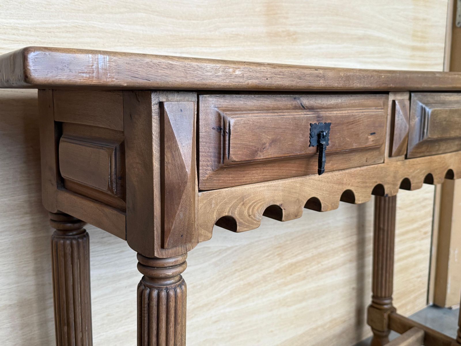 photo vintage Early 20th Century Spanish Carved Light Walnut Console Table With Fluted Legs