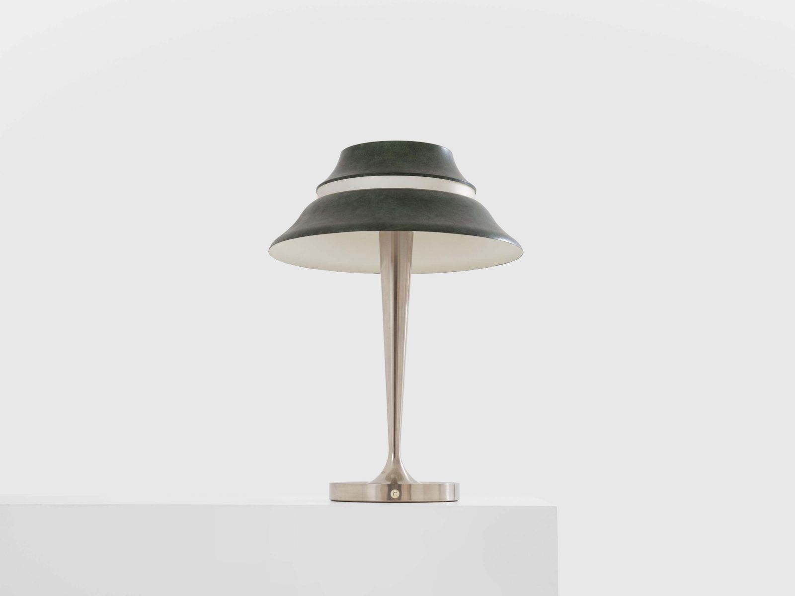 photo furniture Lampe de table Jean Perzel en métal nickelé et métal patiné, années 1940
