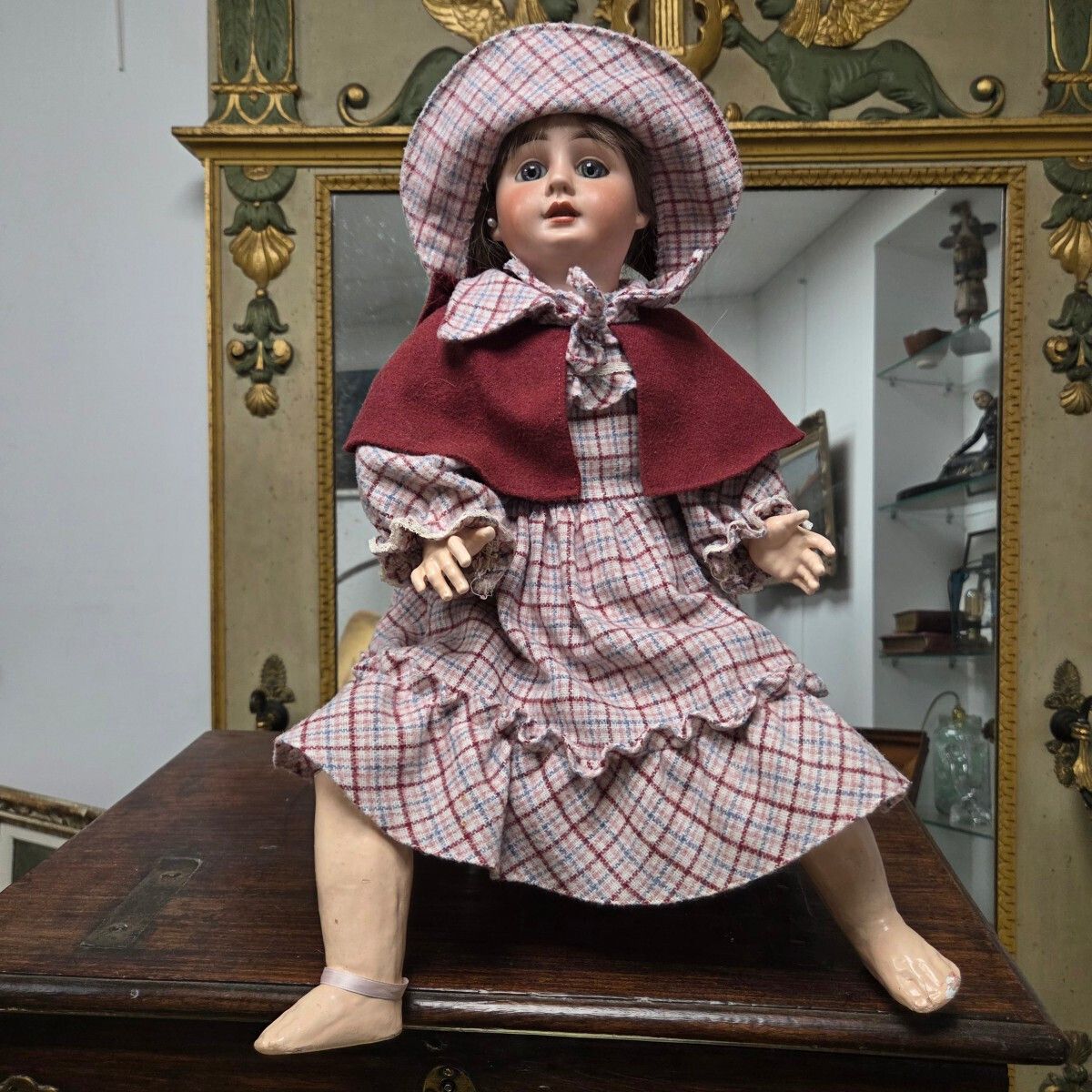 Poupée d'époque à tête en porcelaine, fin du XIXe - début du XXe siècle.
