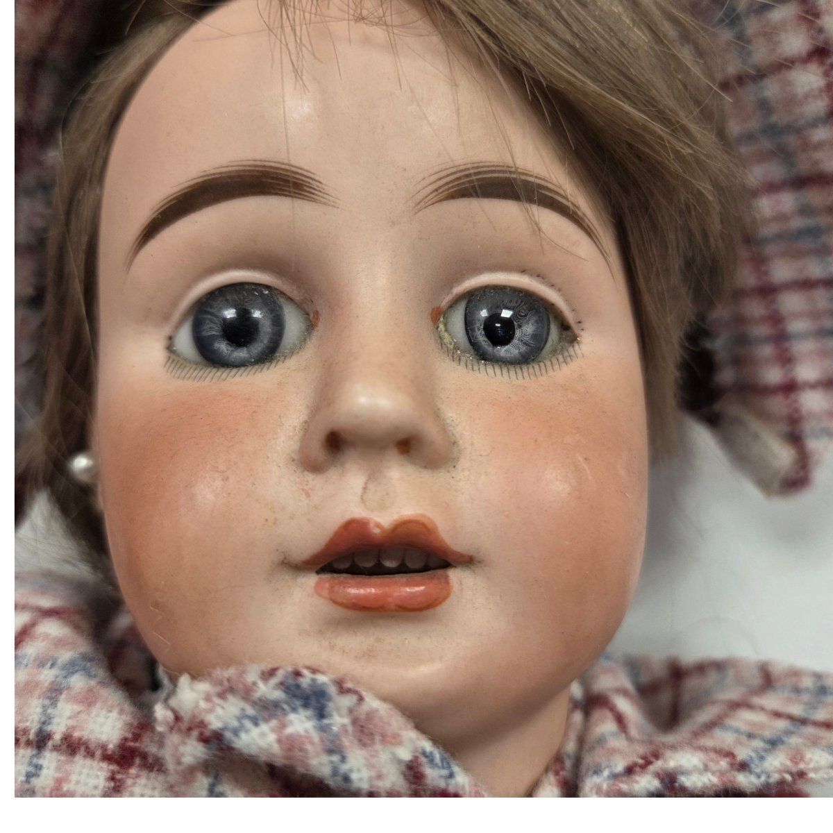 Poupée d'époque à tête en porcelaine, fin du XIXe - début du XXe siècle. photo 200.0