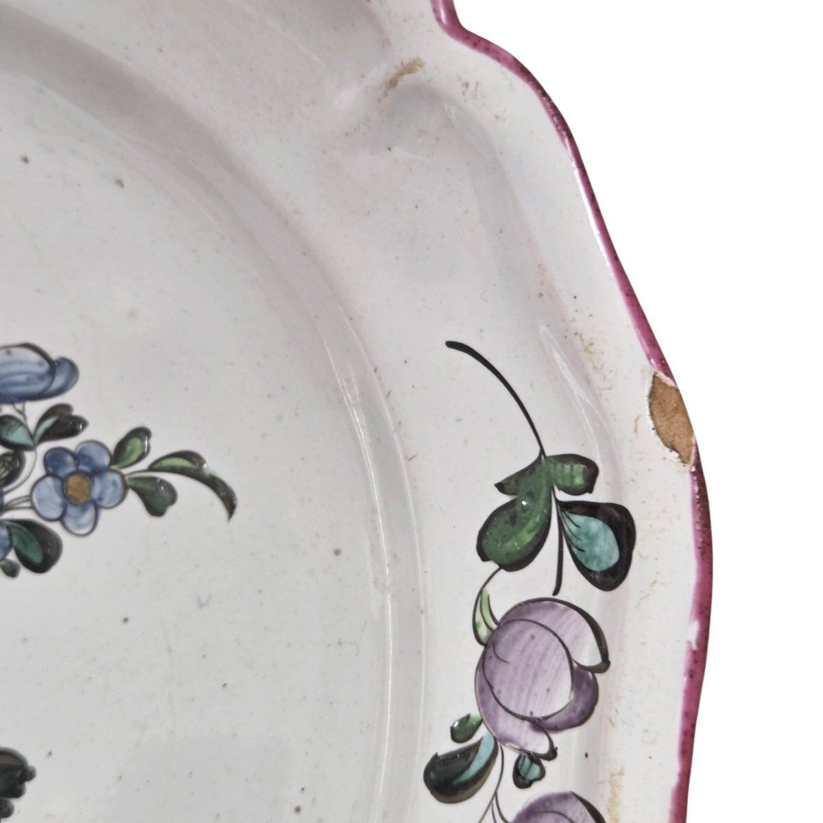 Assiette en faïence d'Europe de l'Est à décor floral polychrome photo furniture