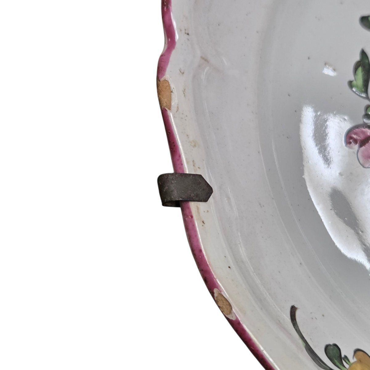 Assiette en faïence d'Europe de l'Est à décor floral polychrome photo for sale