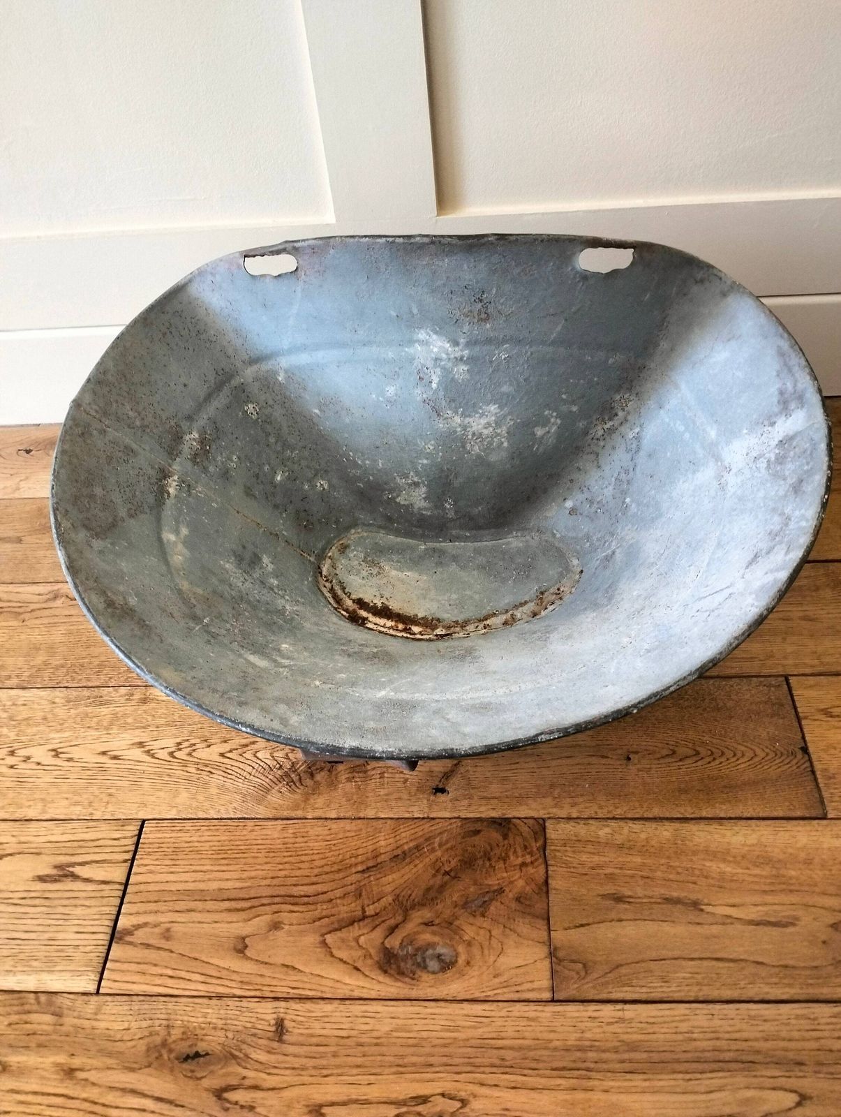 Vintage Franse Druivenmand – Landelijke Tuinplanter, Verouderde Oranje Patina photo furniture