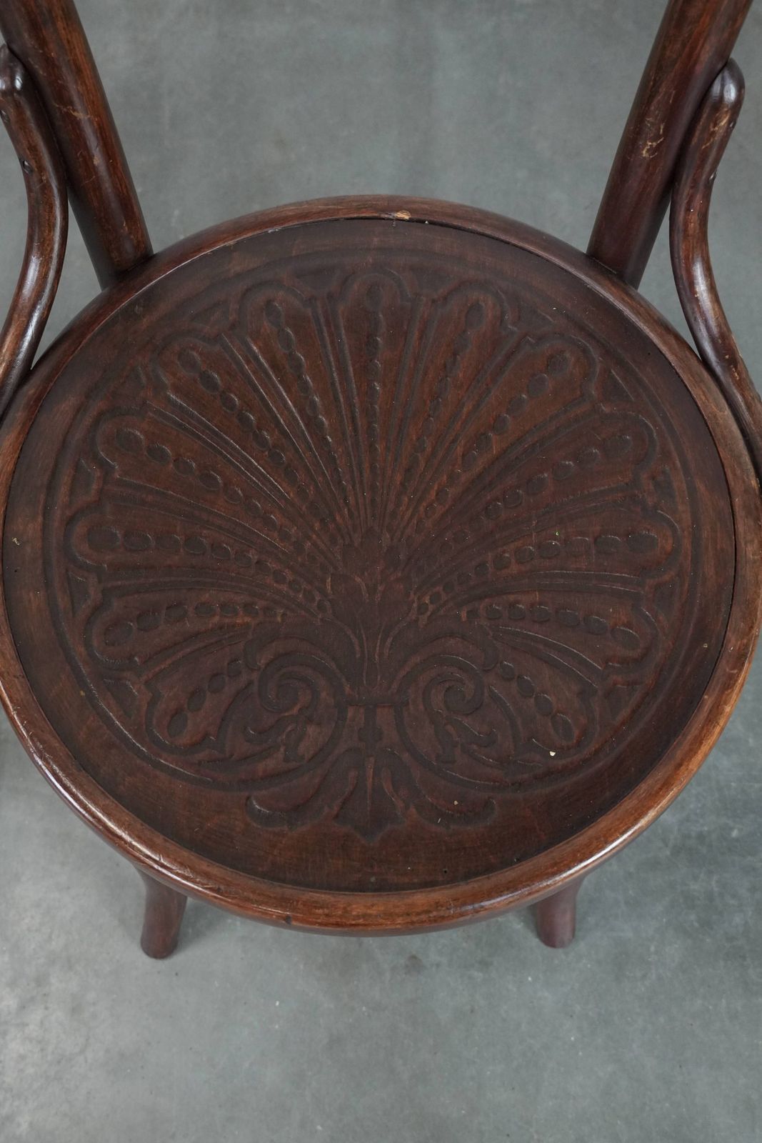 Set Van Vijf Vintage Houten Bistrostoelen Met Houtsnijwerk – Cosmos Design photo vintage