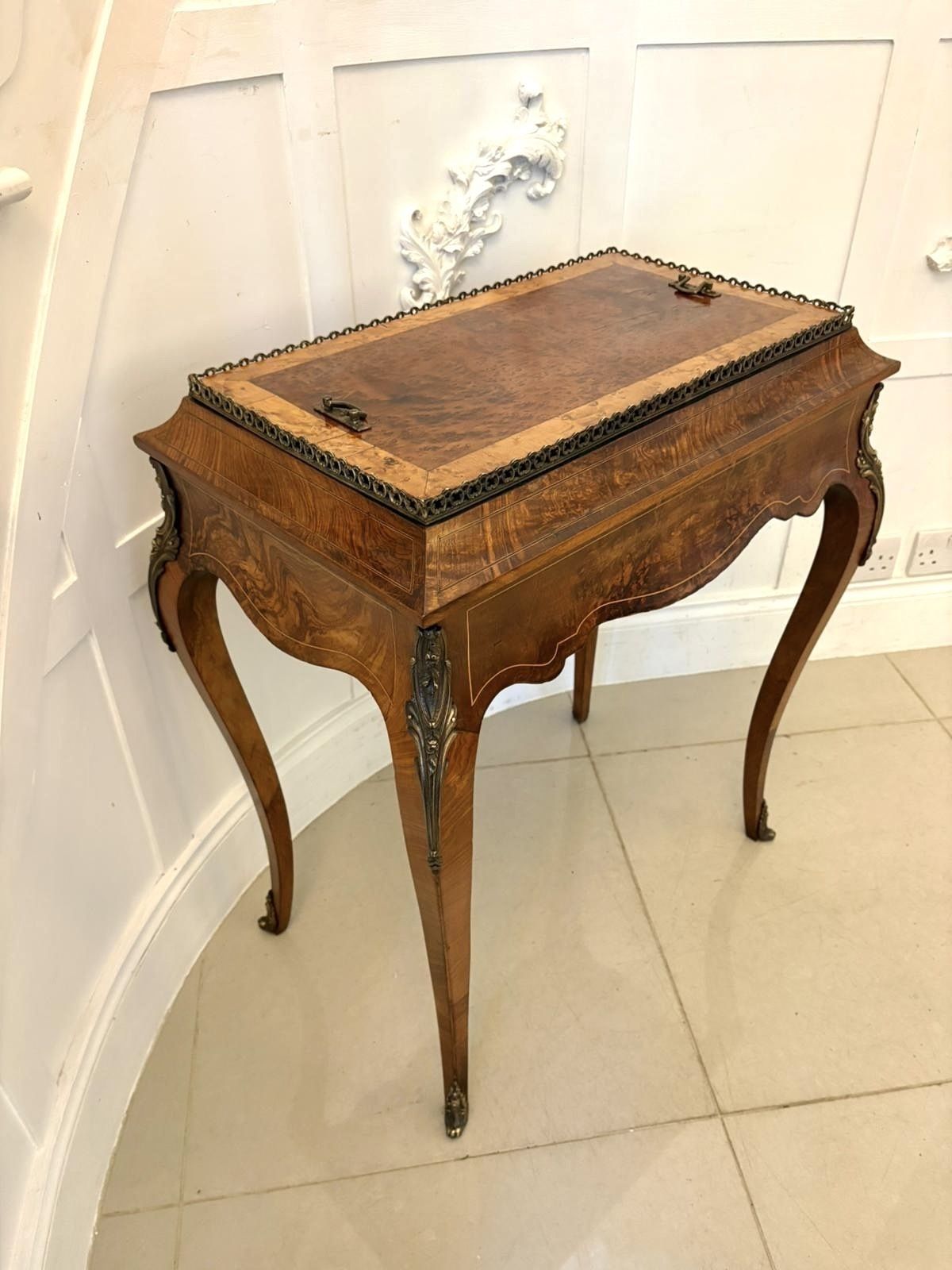 photo vintage Quality Antique French Walnut Jardinière Table