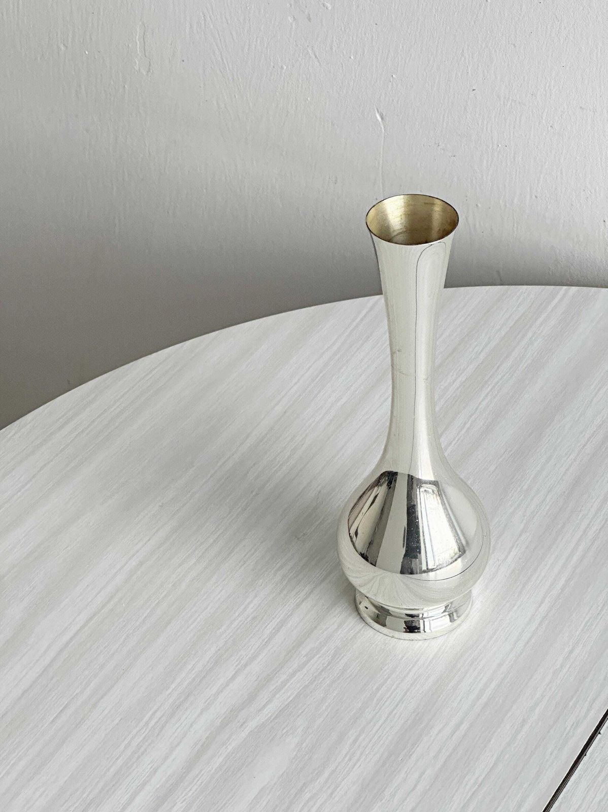 Lightweight Metal Bud Vase, Slender And Minimalist Shape, A Timeless Decorative Object For A Single Flower, An Elegant Gift photo buy