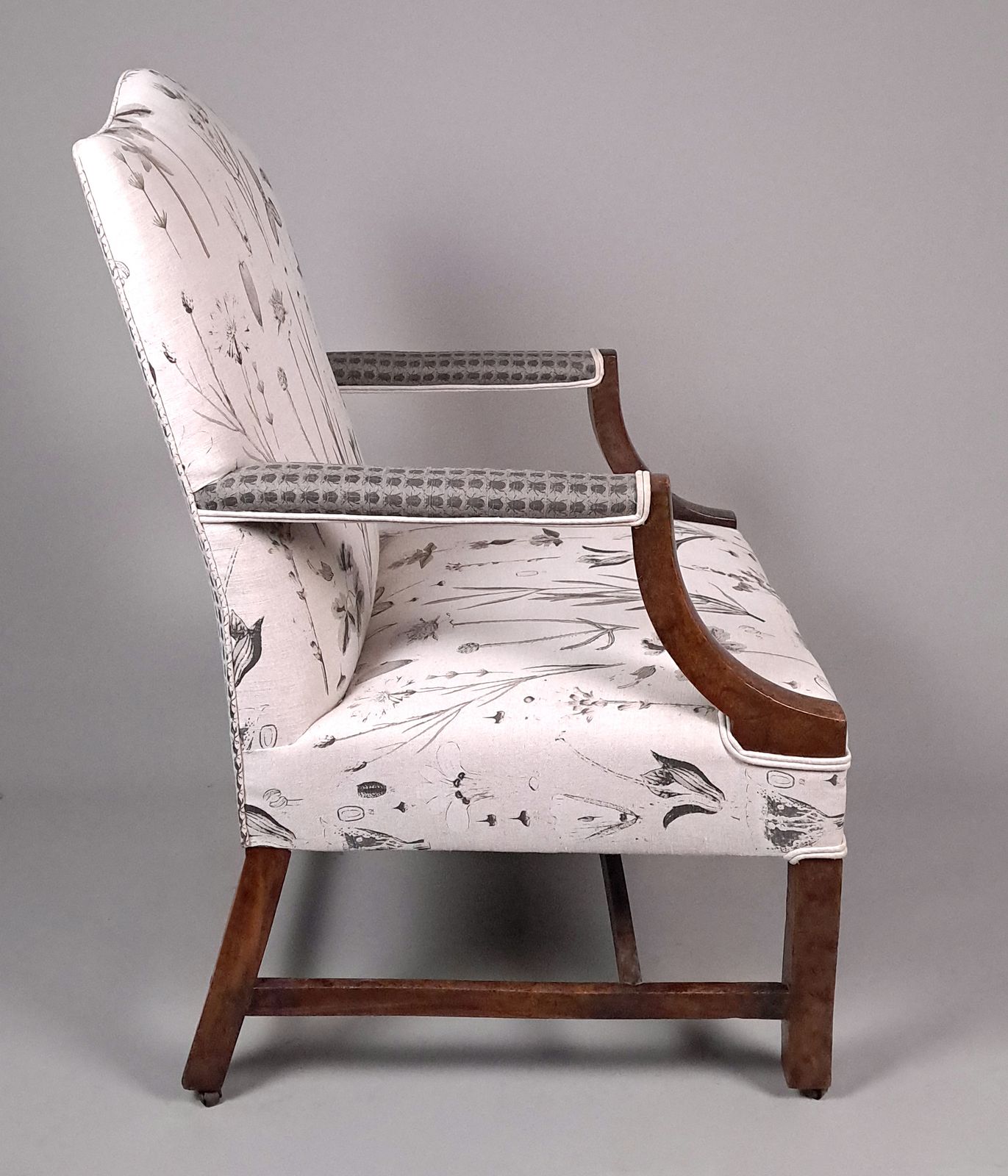 Very Good George III Solid Yew Wood Gainsborough Chair C. 1760 photo 2000.0