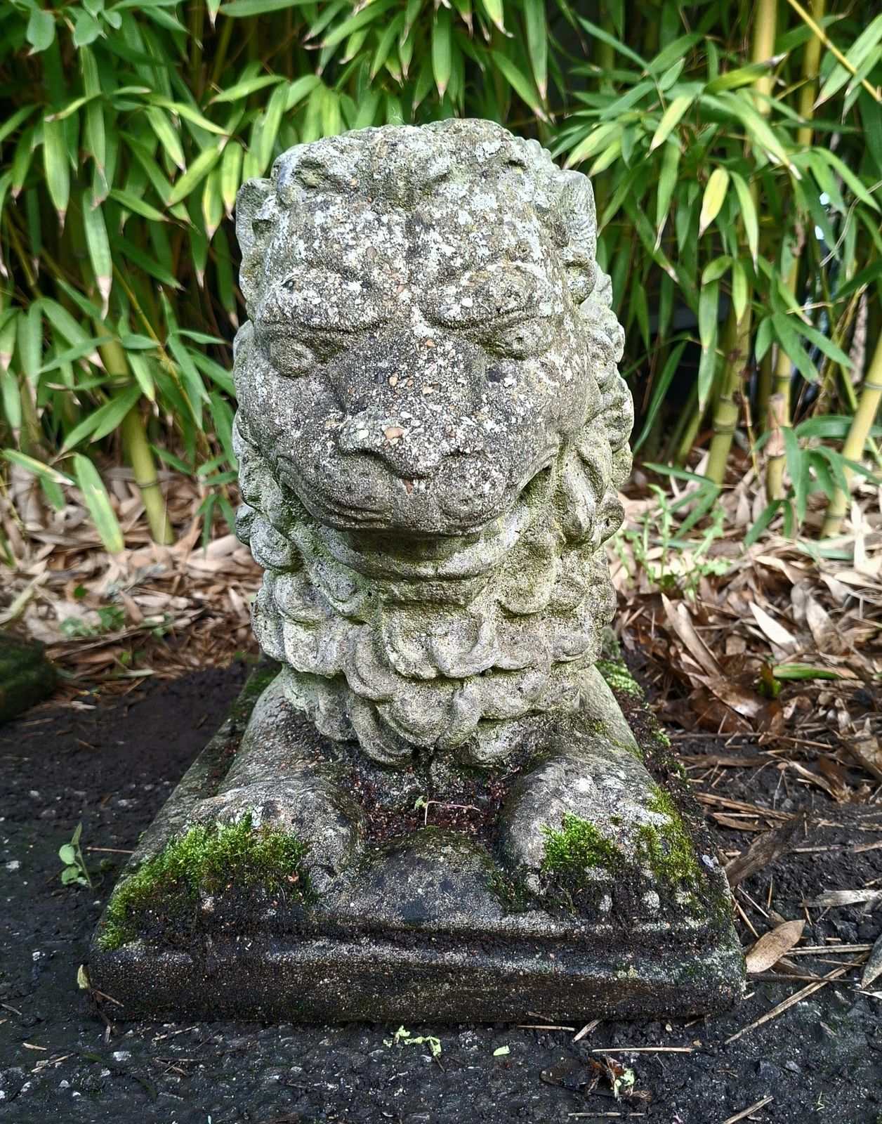 photo vintage Pair Of Antique Stone Recumbent Guardian Lions