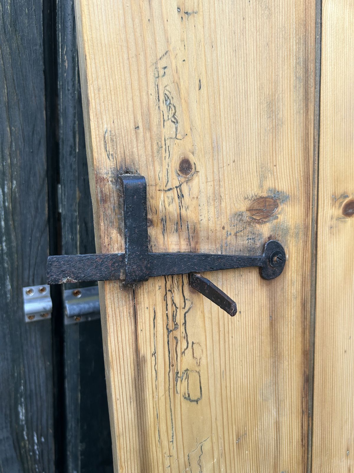 Authentic 5 Plank Beaded Ledged Door With Original Ironmongary In Pitched  Pine. photo vinterior