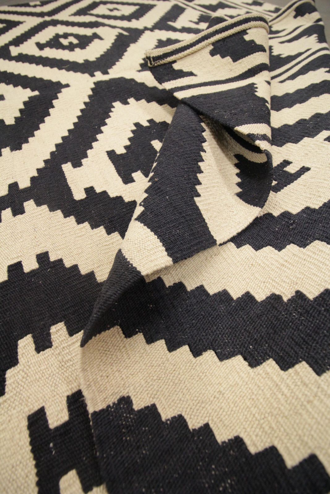 Modern Kilim Rugs Abstract Geometric Aztec Kilim Wool White Black Rug photo vinterior