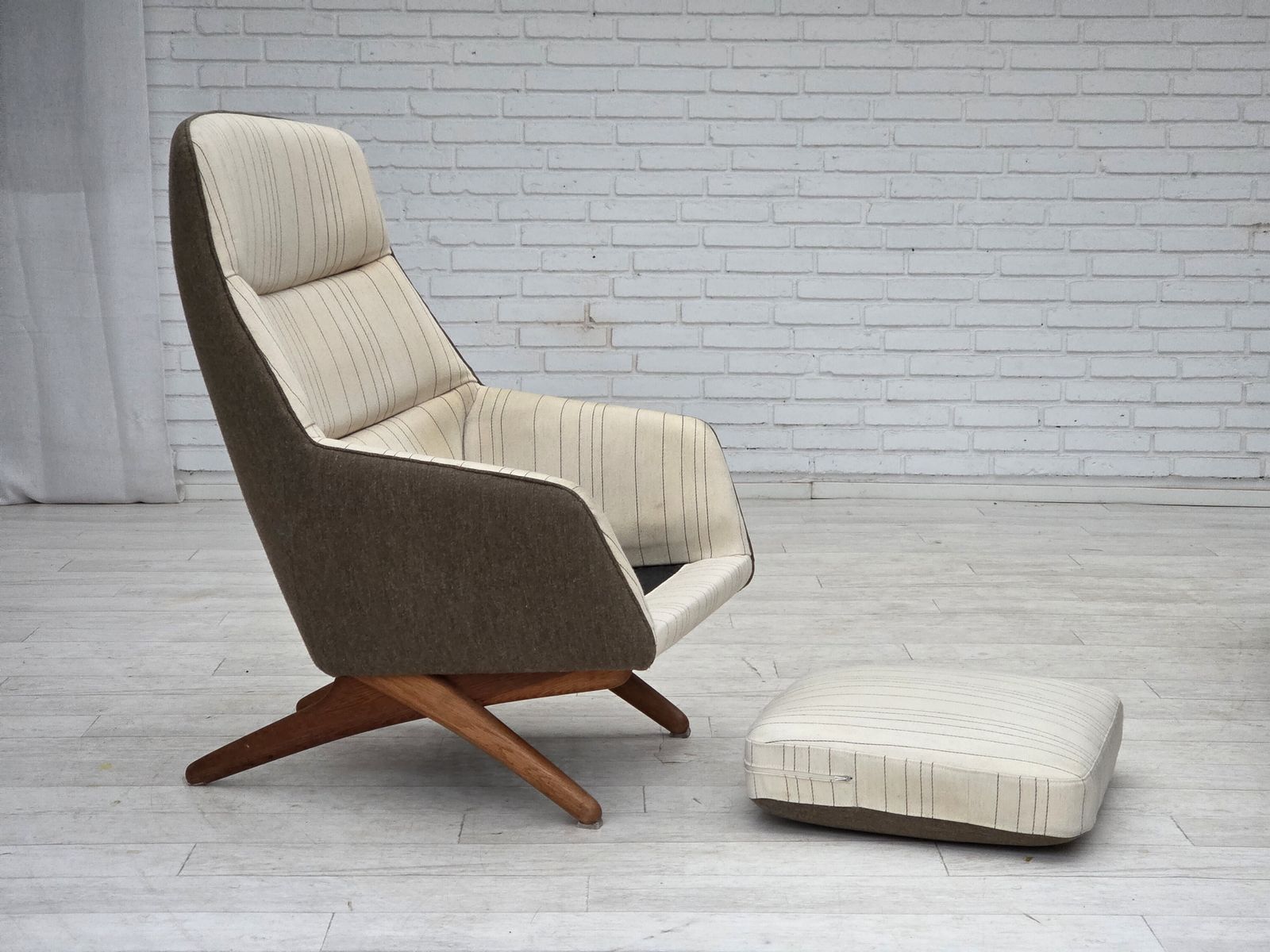 photo furniture 1970s, Danish Design By Illum Wikkelsø, Furniture Wool Fabric, Oak Wood Legs.