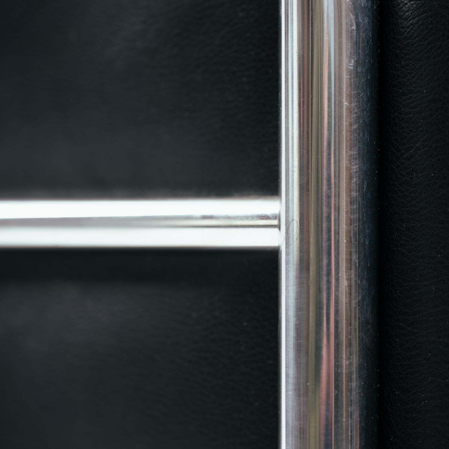 Zanotta Onda Black Round Leather Chrome Tubular Lounge Chair, Italy 1980s photo for sale