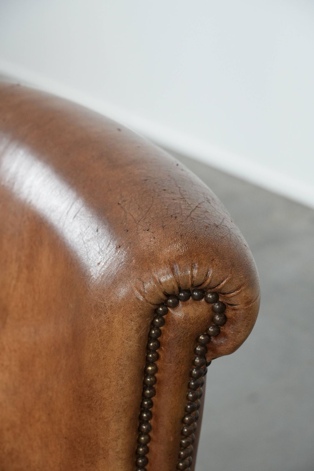 photo for sale Vintage Fauteuil Van Schapenleer Met Karakter En Warme Kleuren