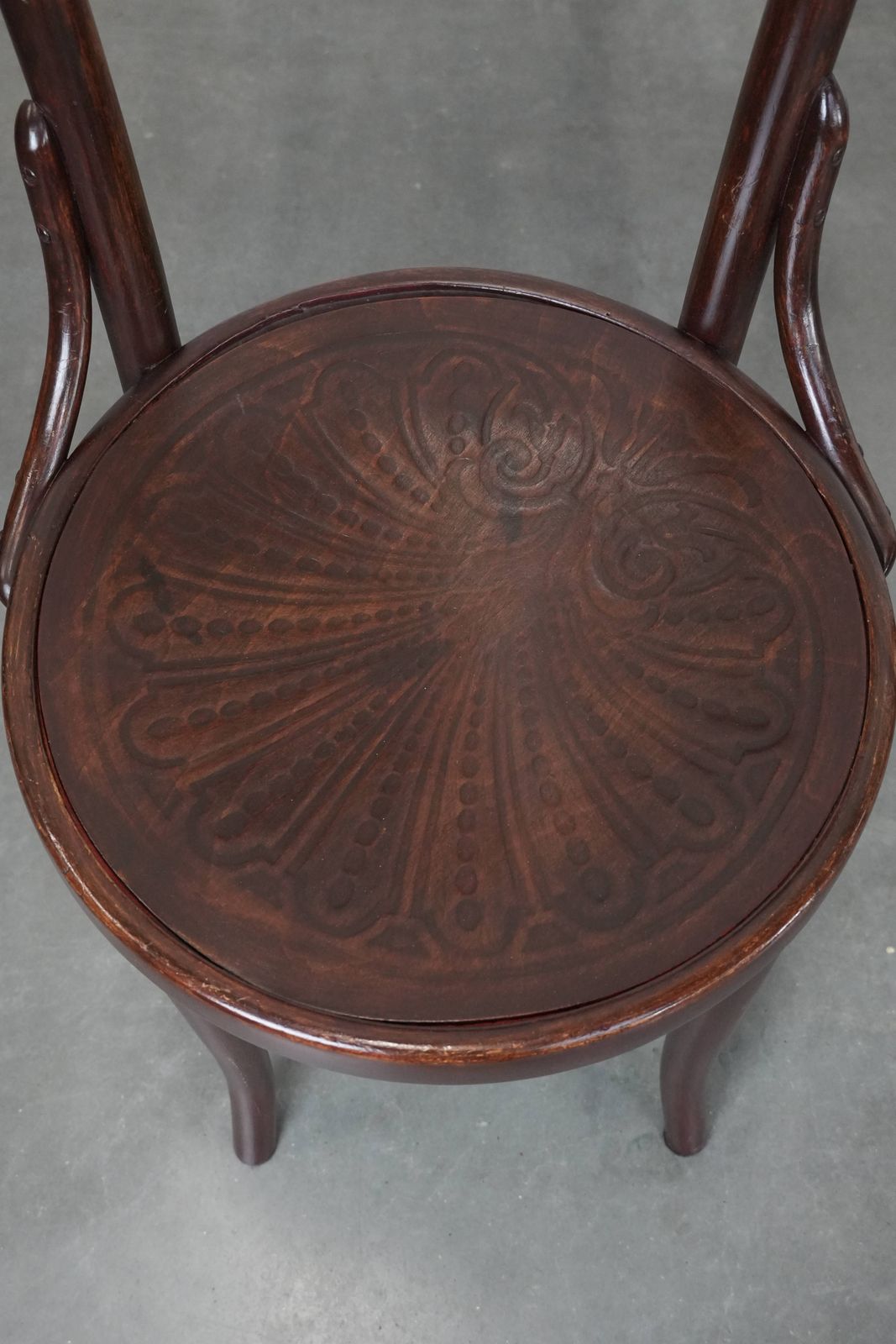 Set Van Vier Vintage Houten Bistrostoelen Met Houtsnijwerk En Decoratieve Details photo vinterior