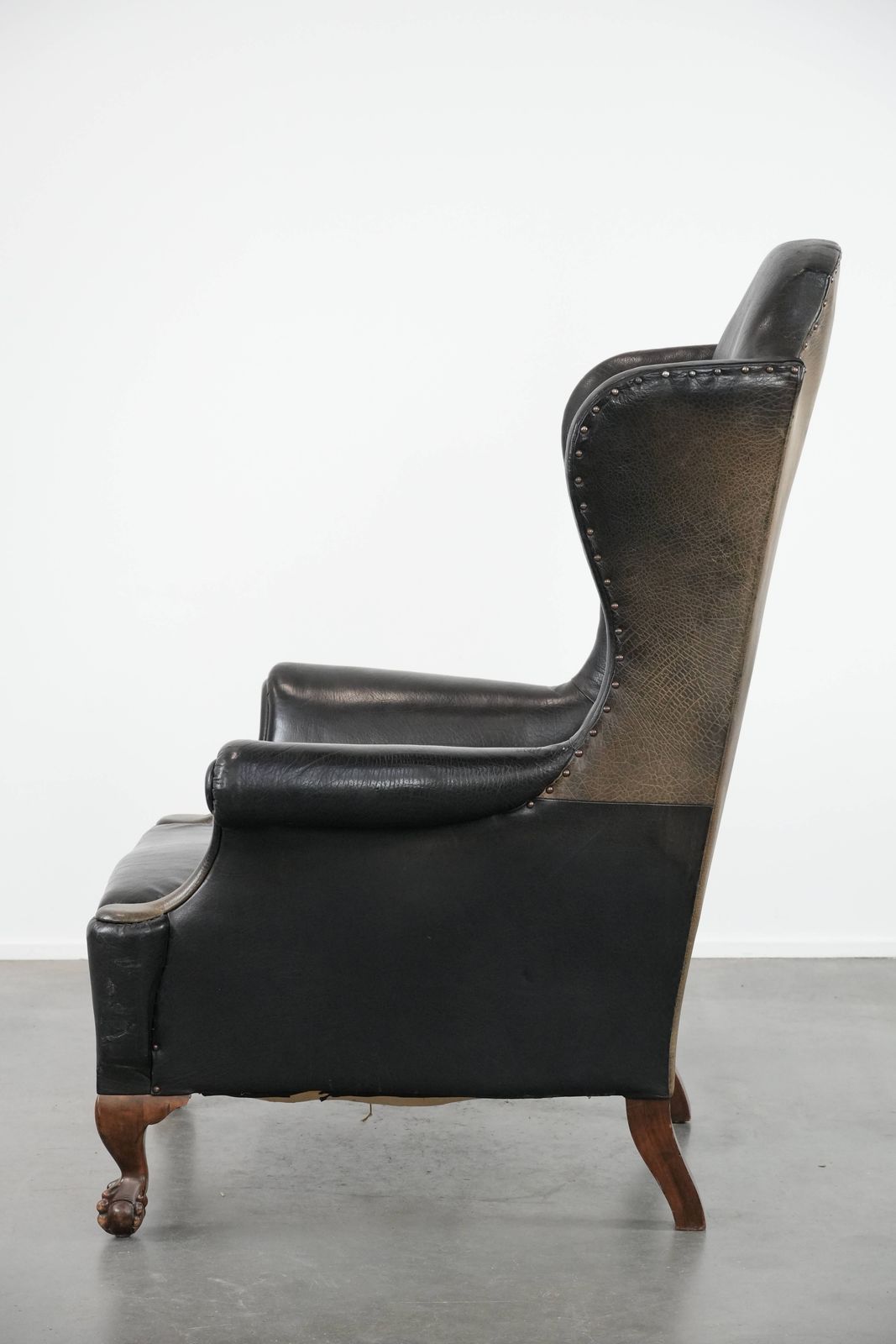 Grote Antieke Engelse Vleugelfauteuil In Zwart Koeienleer, Eind 19e Eeuw, Met Een Weelderige Uitstraling photo 1329.0