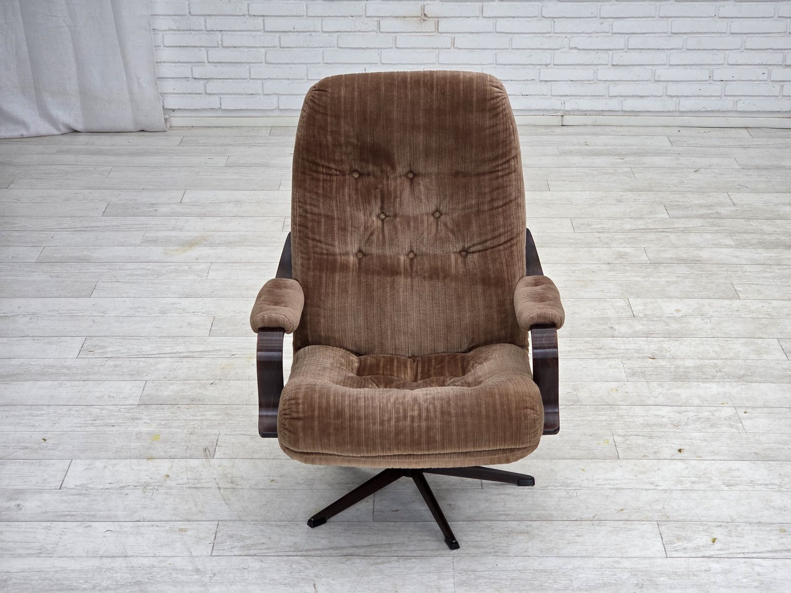 Jaren 1970, Deense Draaifauteuil, Meubelcord, Donker Beukenhout. photo buy