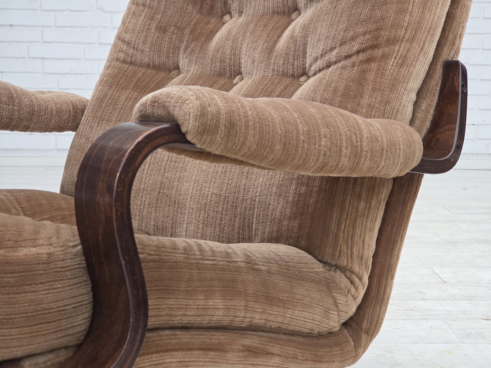 photo vintage 1970s, Danish Swivel Armchair, Furniture Corduroy, Dark Beech Wood.