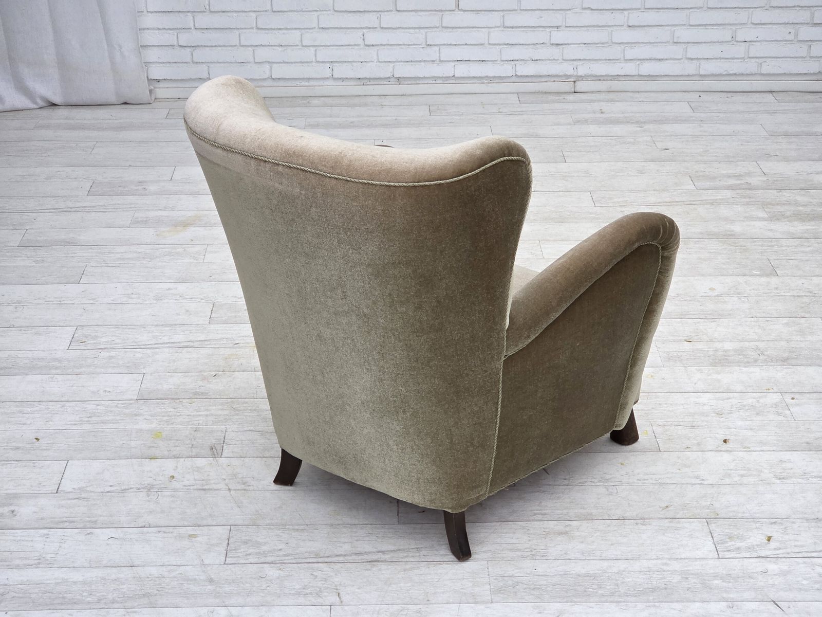 Meubels Ca. Jaren 1960, Deense Fauteuil, Groen Meubelvelours, Eikenhouten Poten. photo